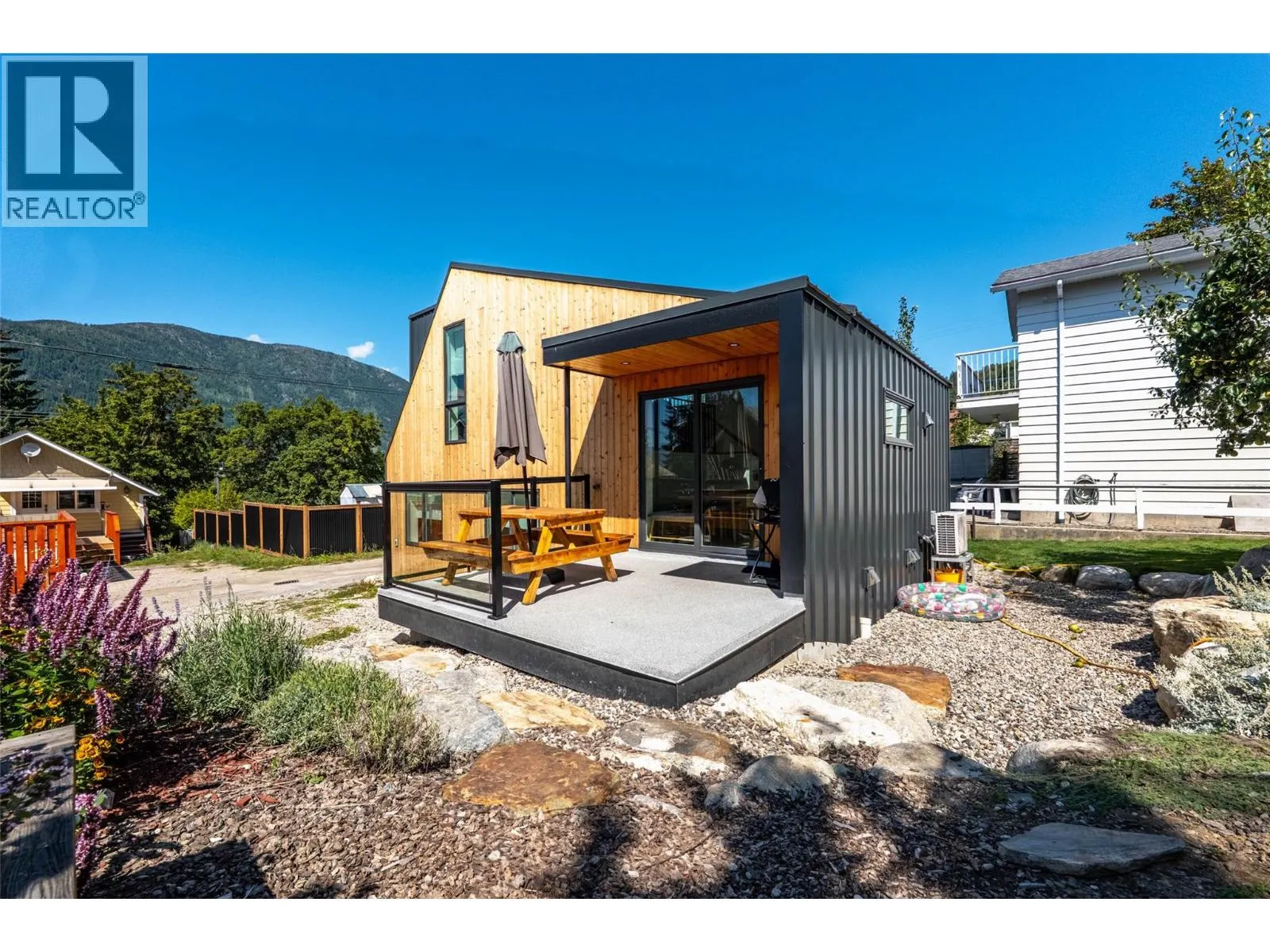 519 ROBSON Street