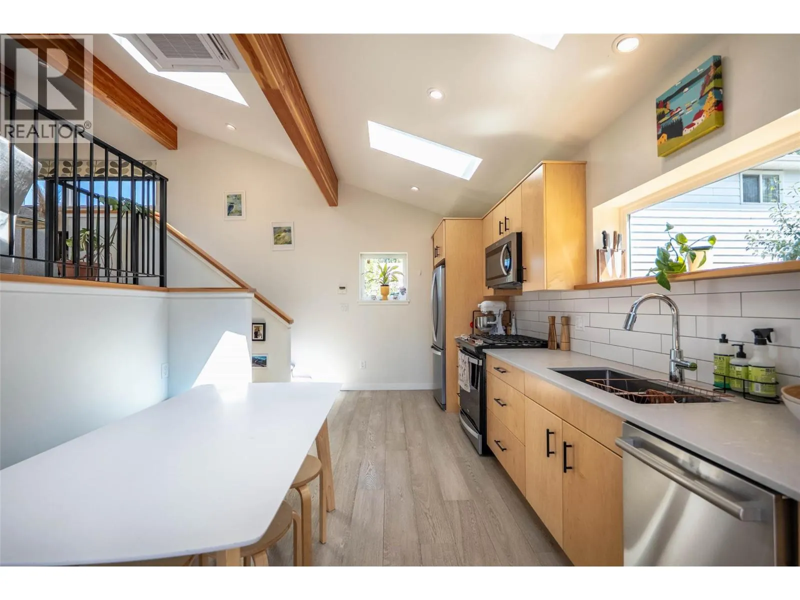 519 ROBSON Street