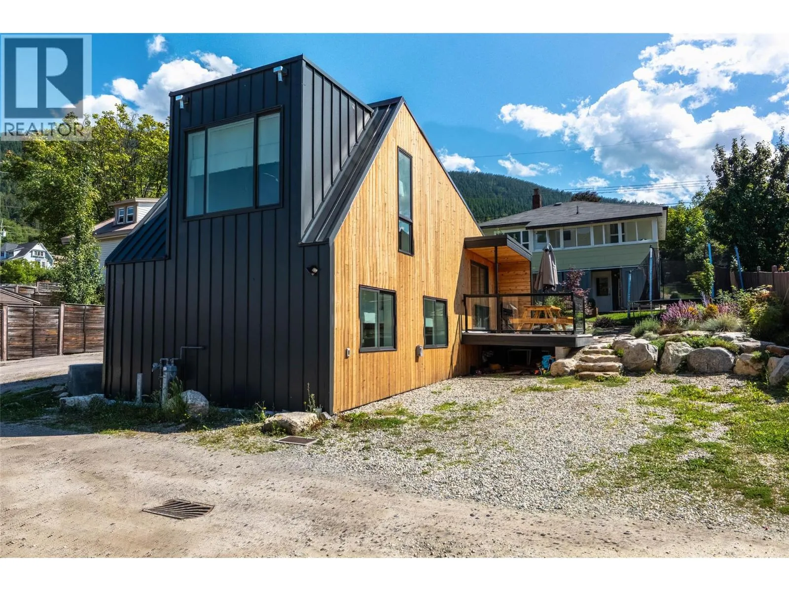 519 ROBSON Street
