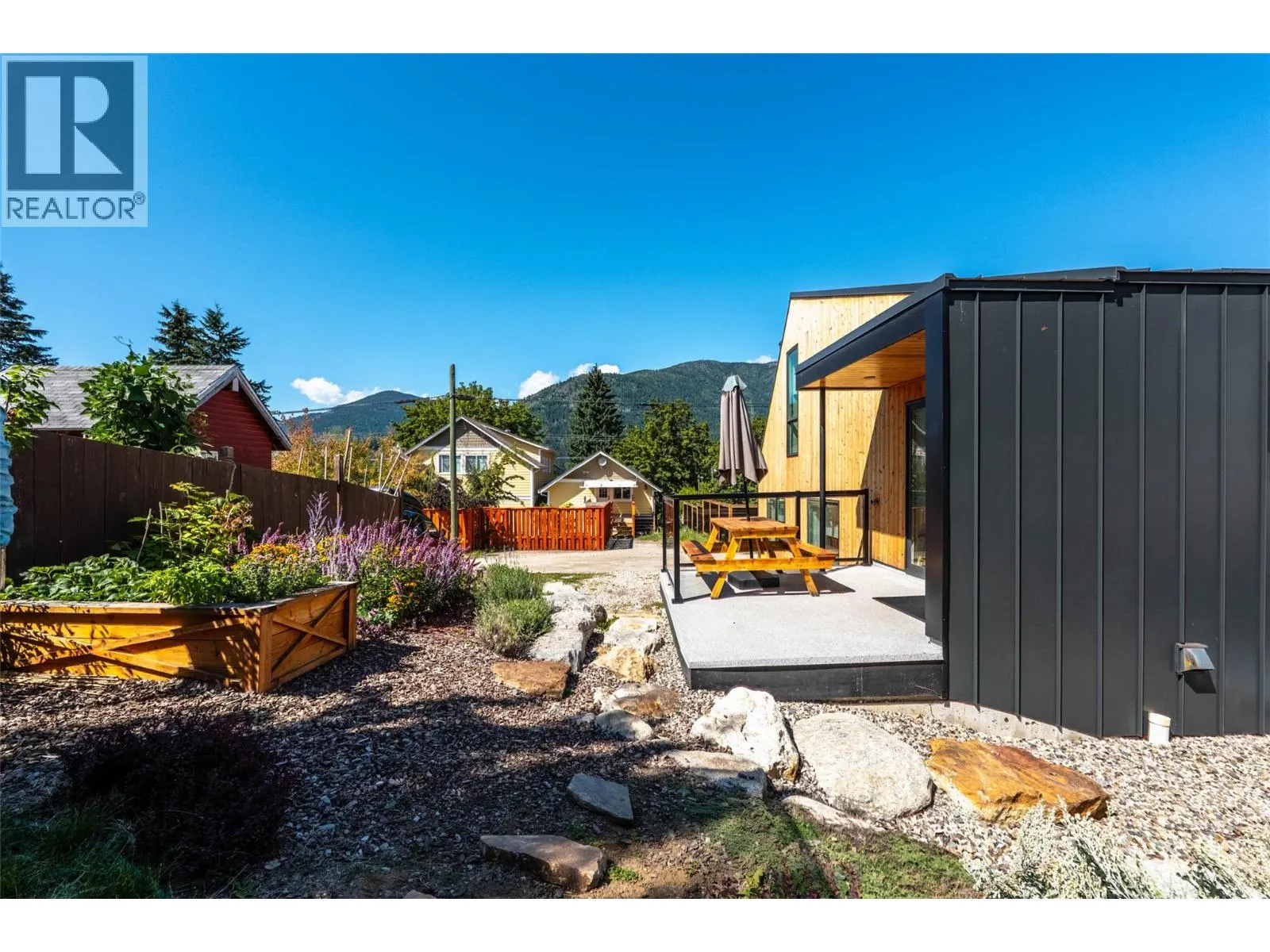 519 ROBSON Street
