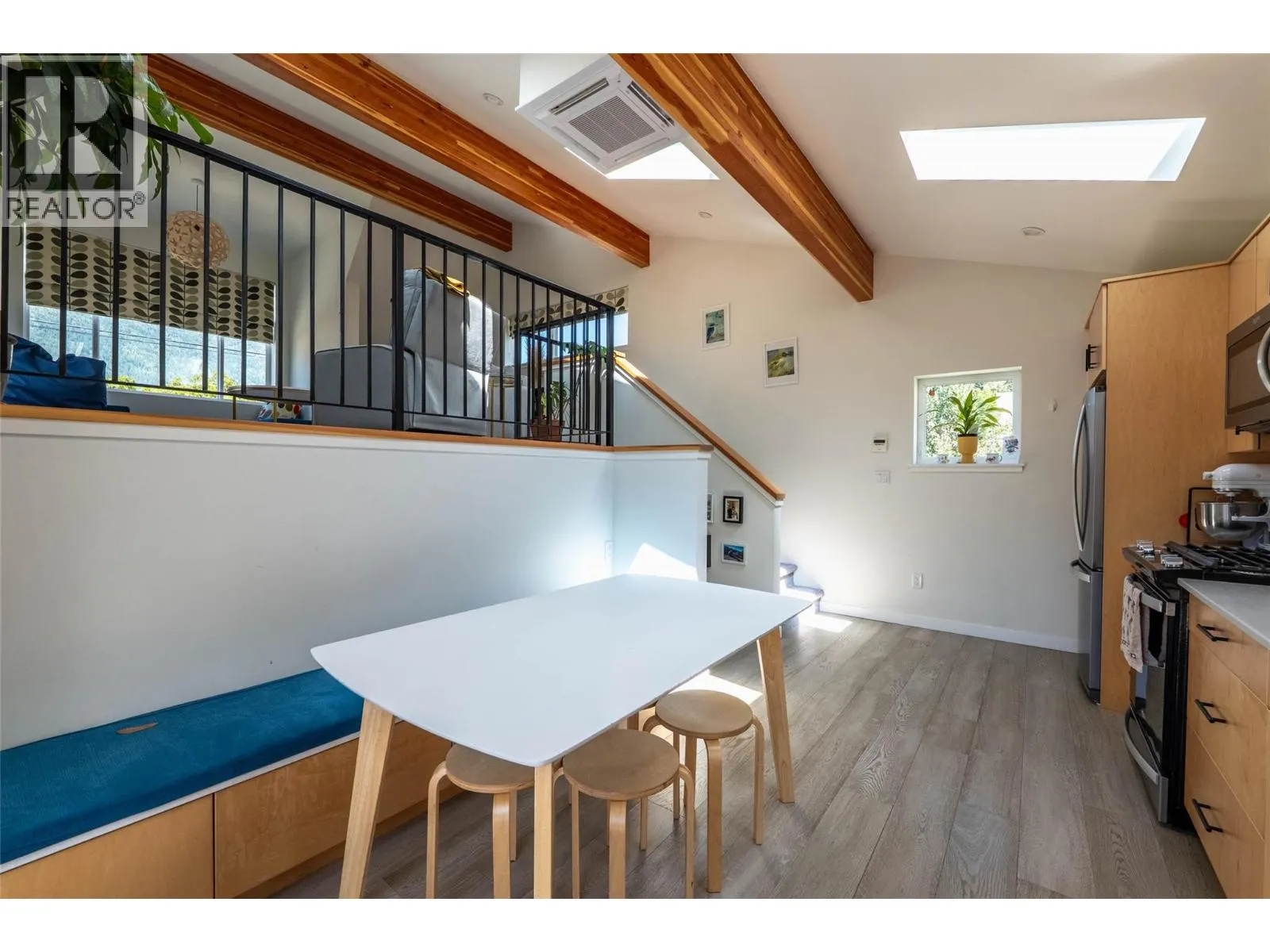 519 ROBSON Street