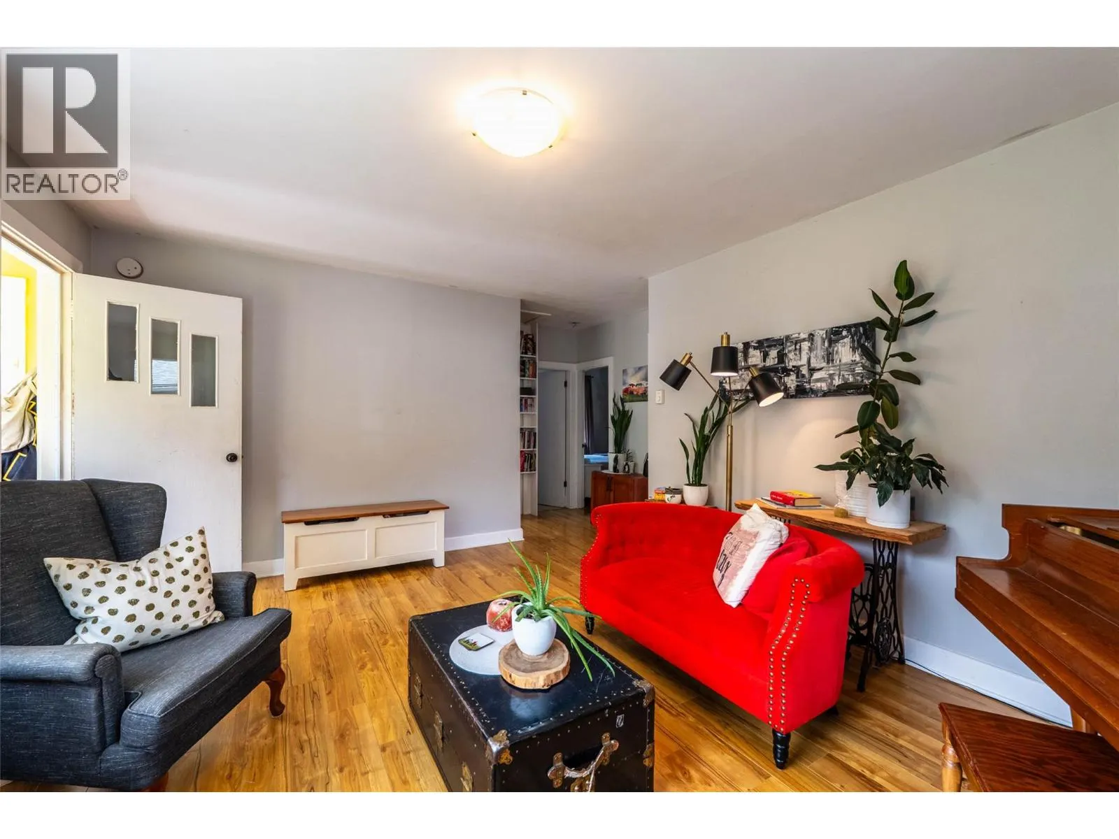 519 ROBSON Street