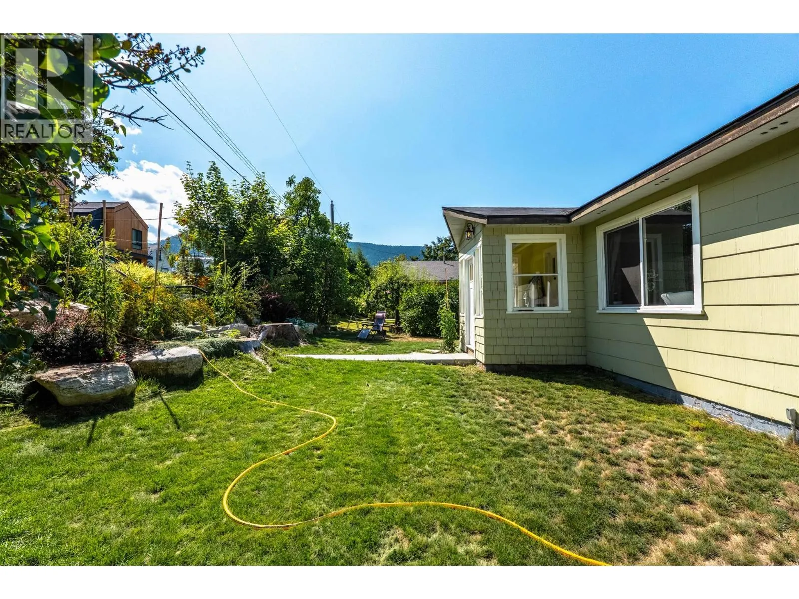 519 ROBSON Street