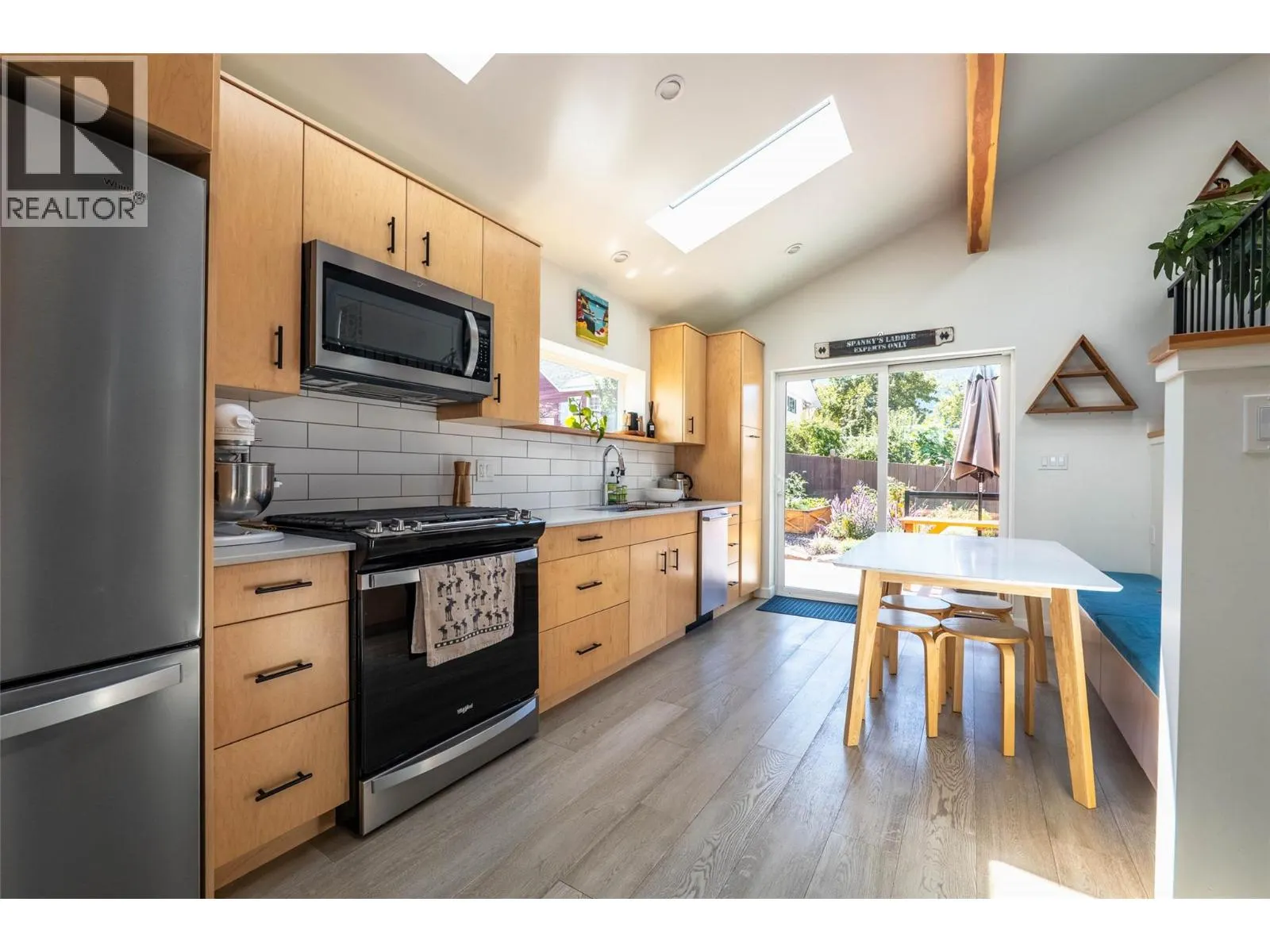 519 ROBSON Street