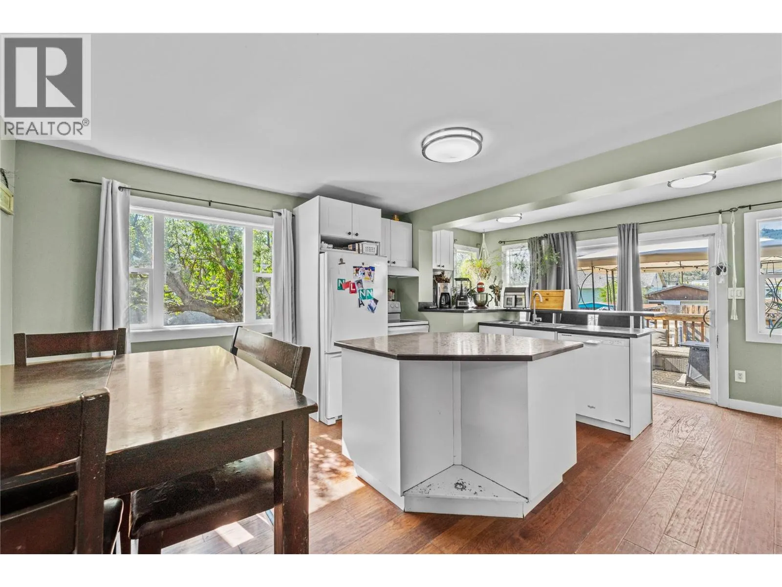 551 LINDEN Avenue