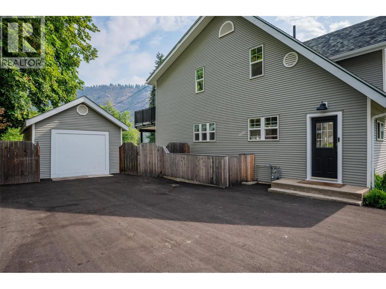 300 KOOTENAY Avenue