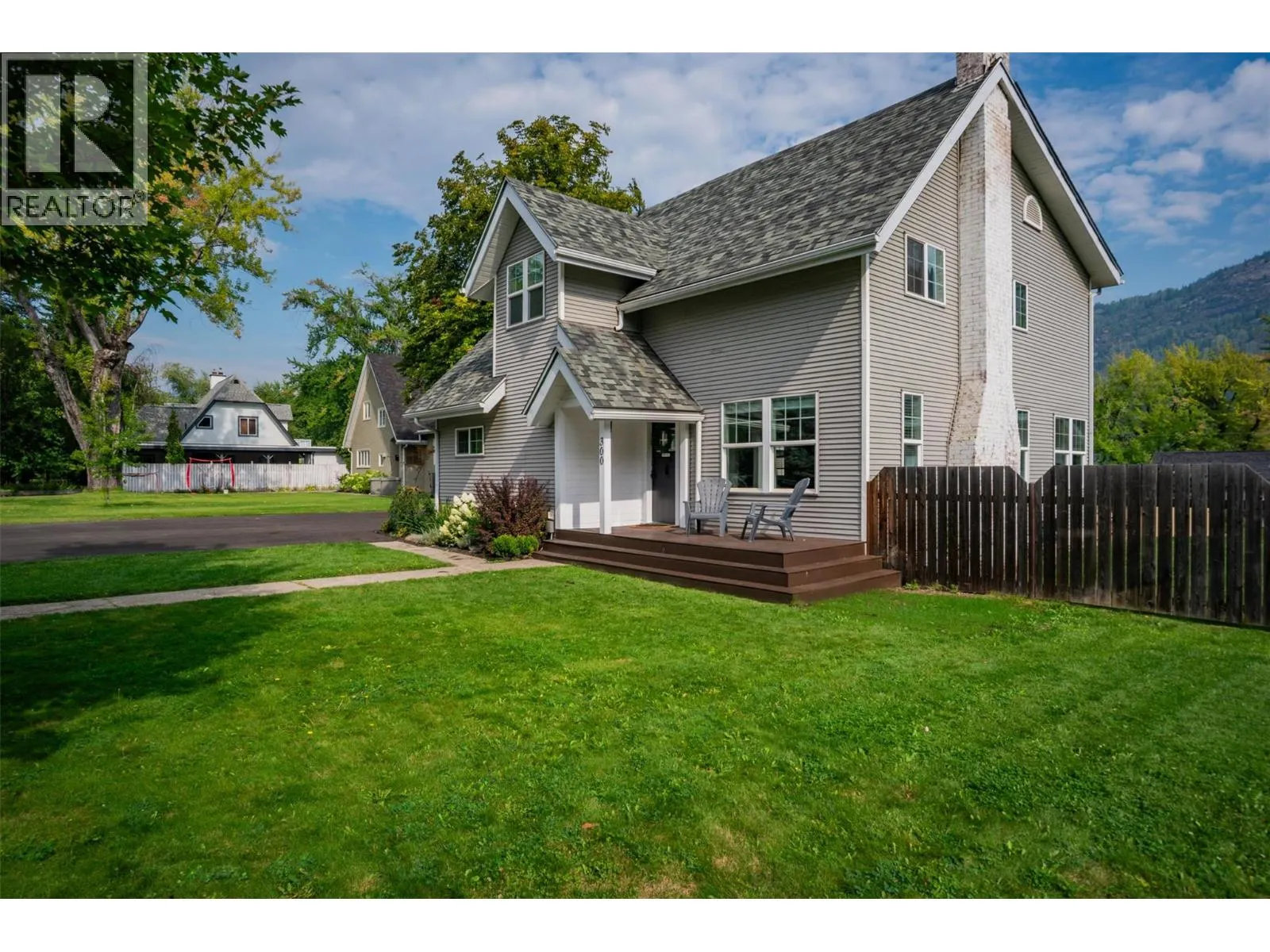 300 KOOTENAY Avenue
