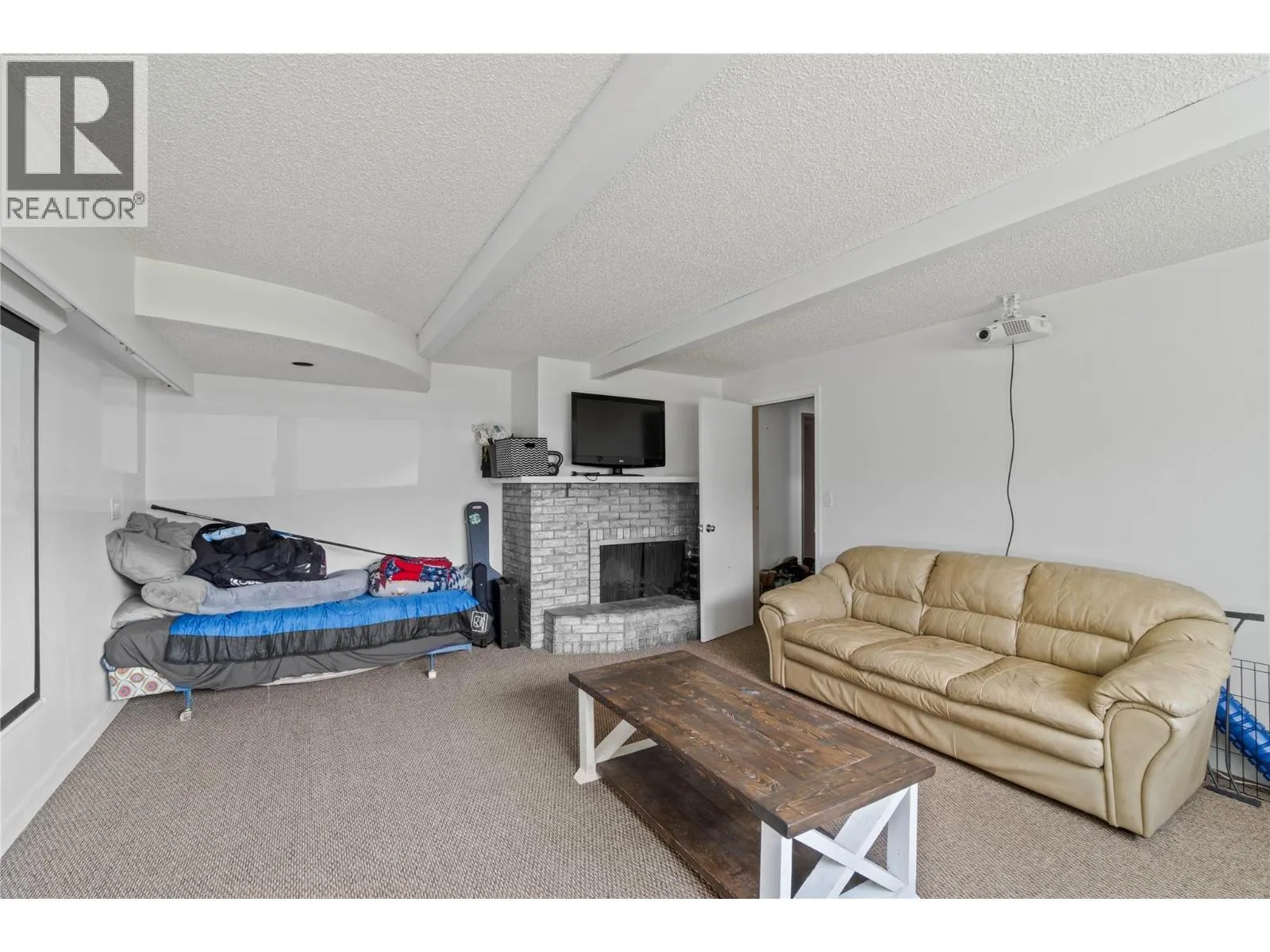 649 VALDES Drive