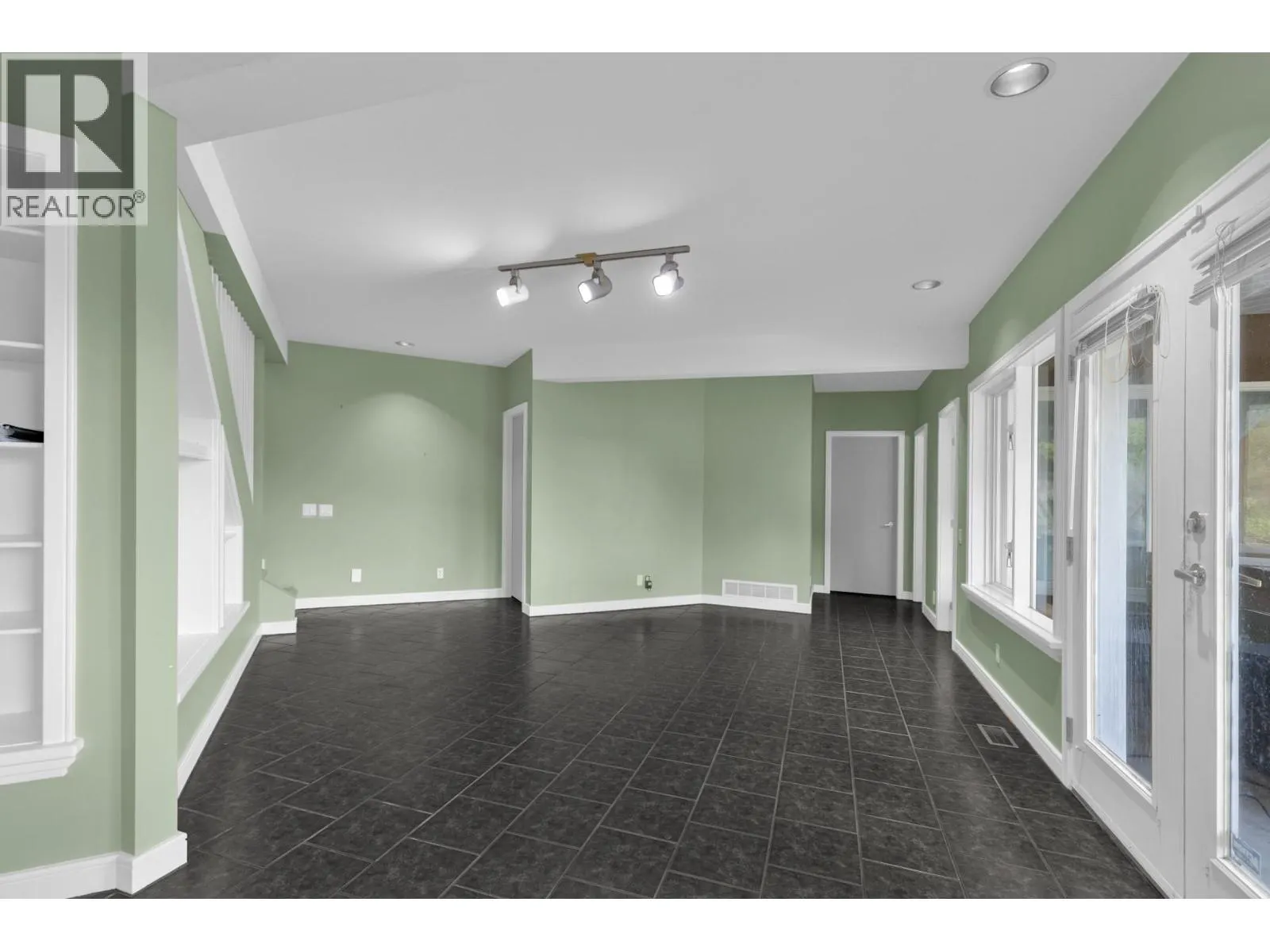 3784 Inglis Place