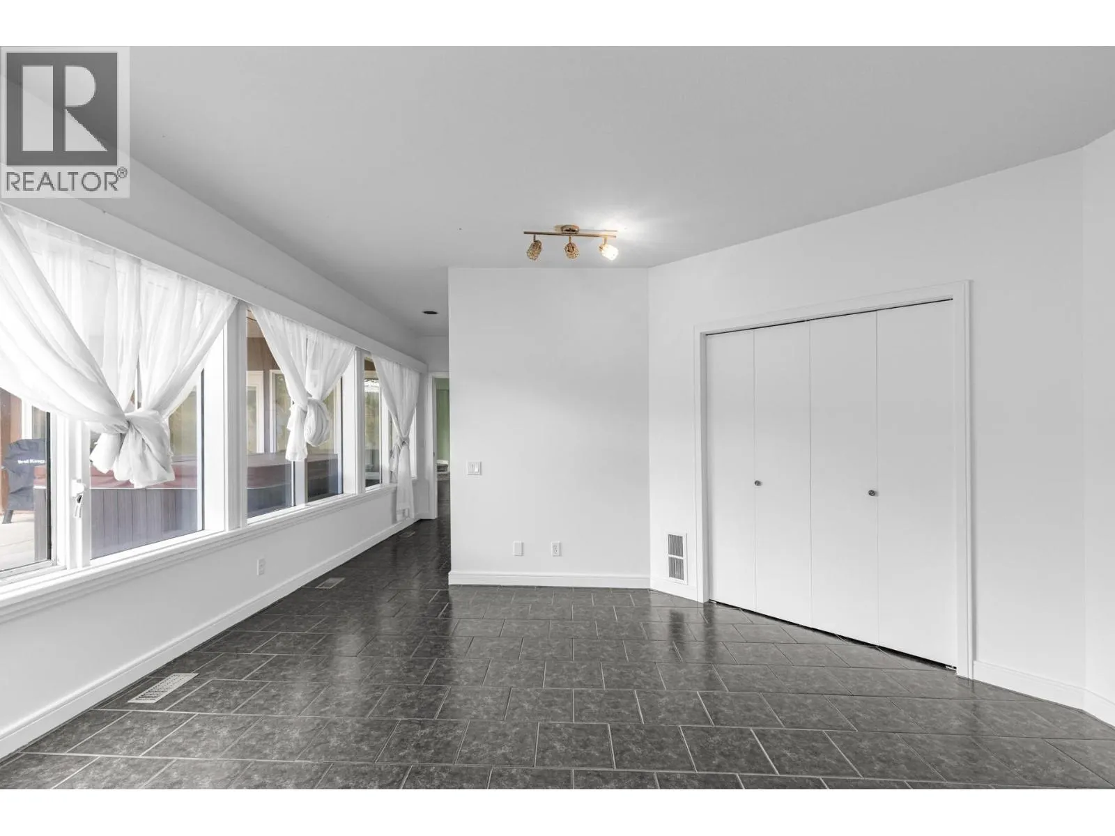 3784 Inglis Place