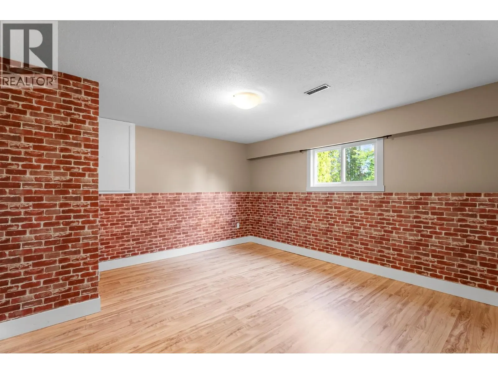 1365 CLEARVIEW Drive