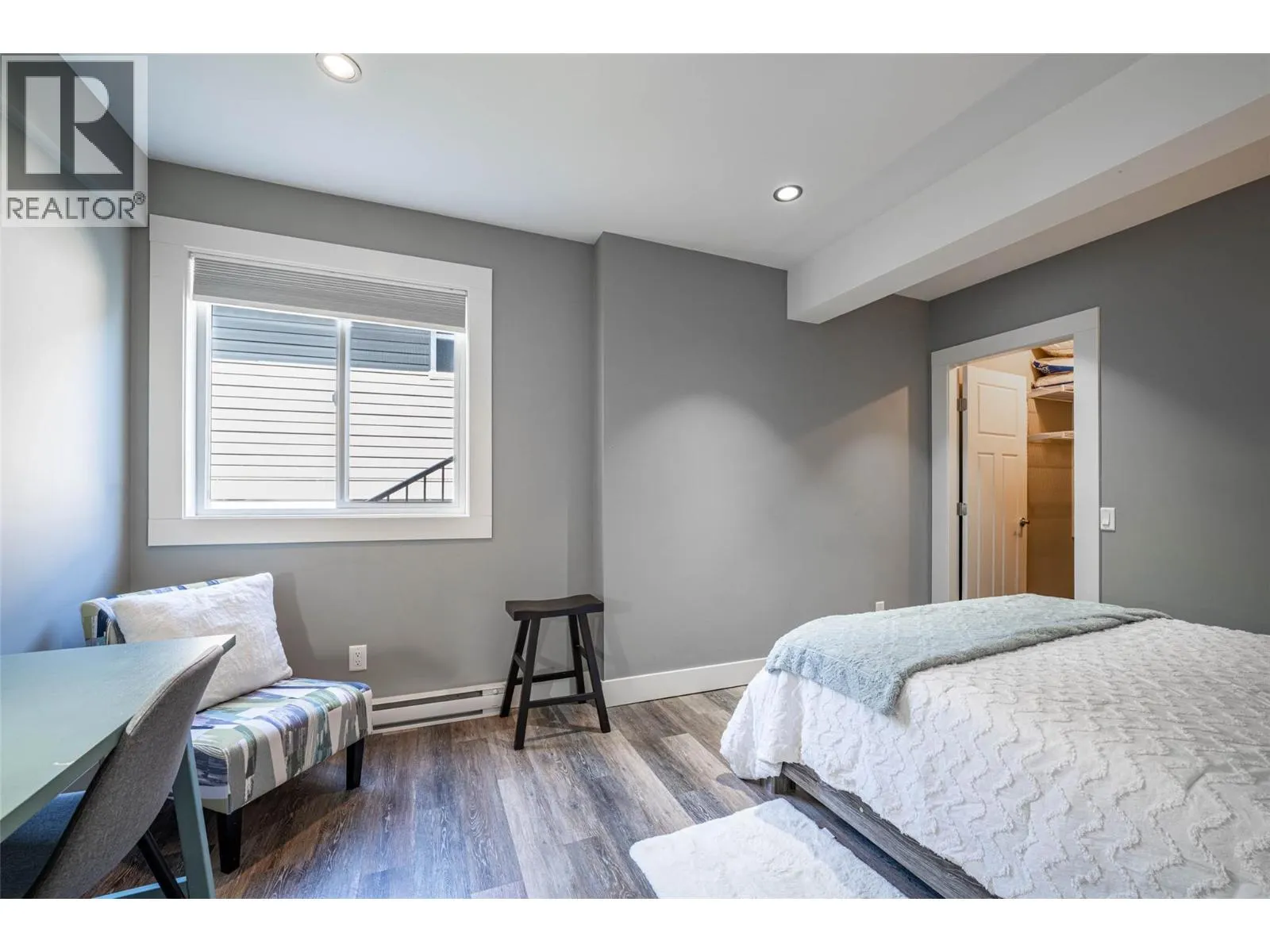 6905 Foothills Drive