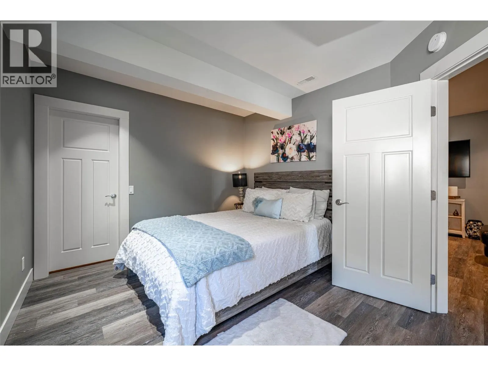 6905 Foothills Drive