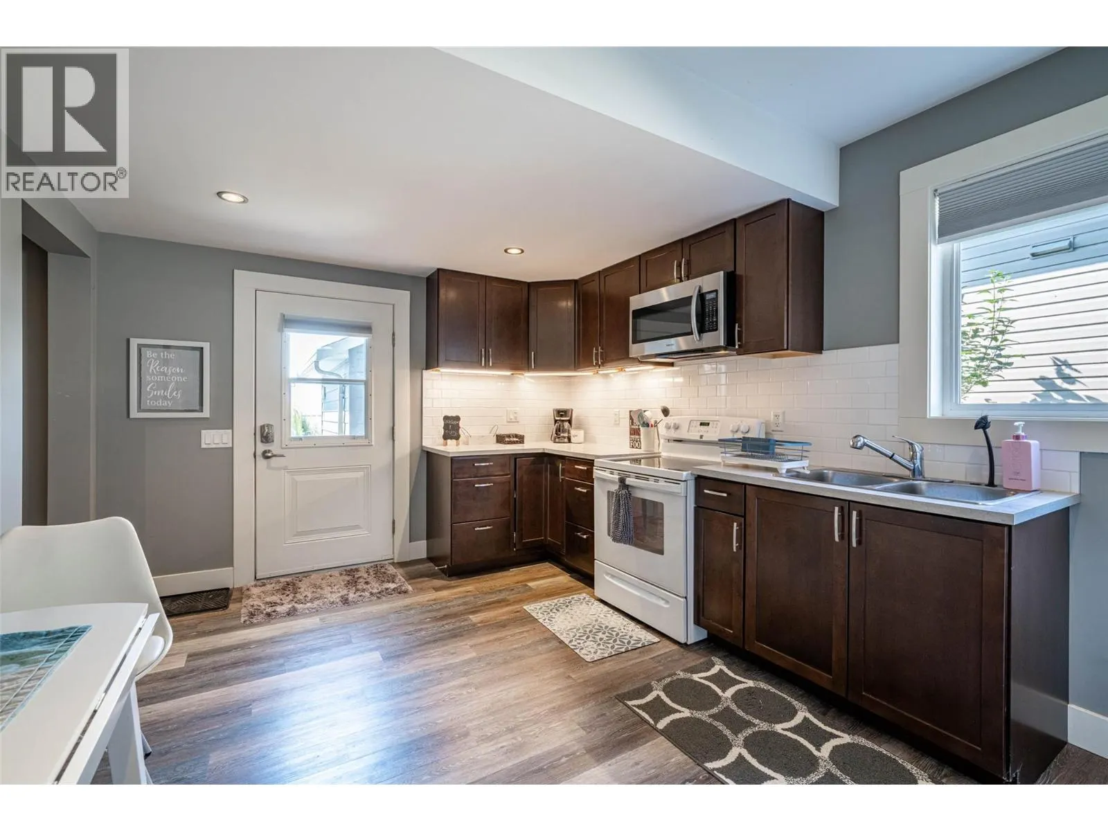 6905 Foothills Drive