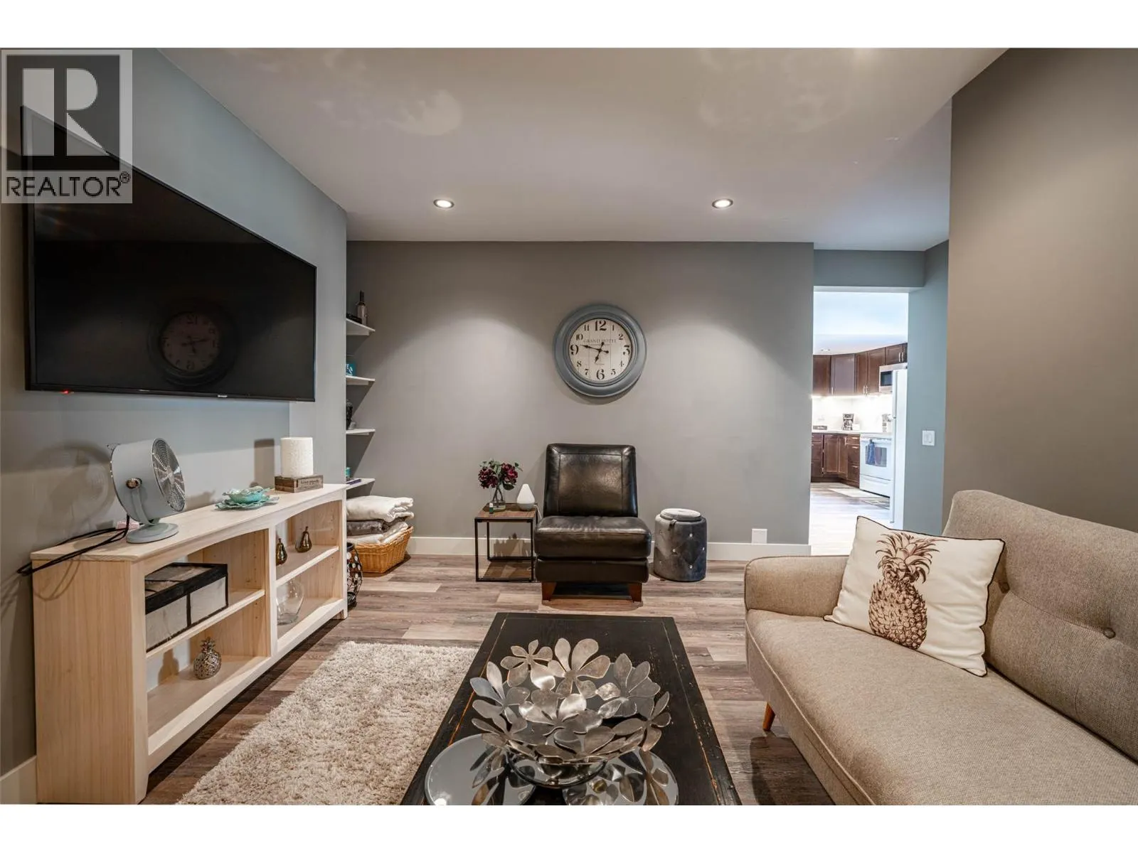 6905 Foothills Drive