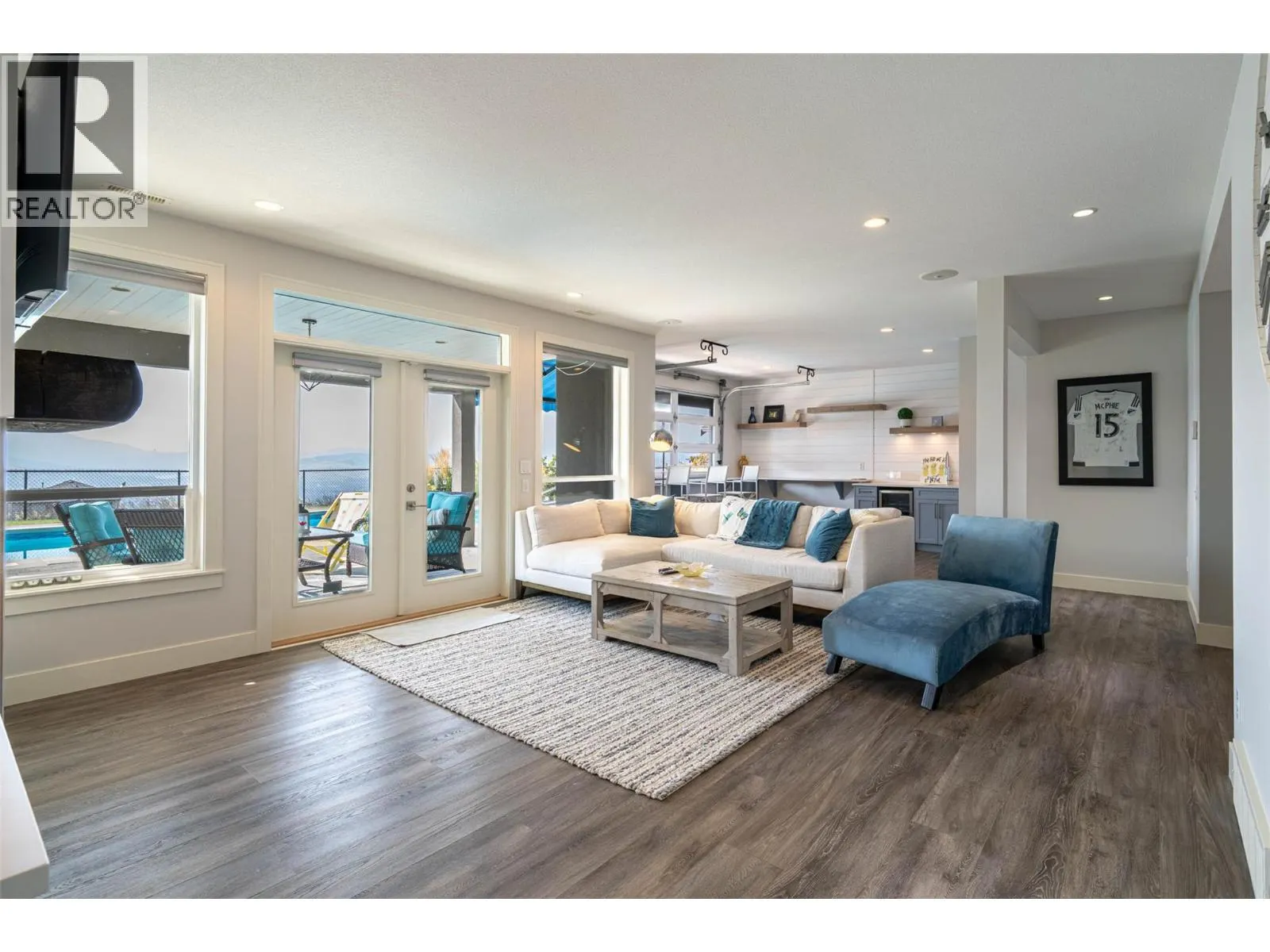 6905 Foothills Drive