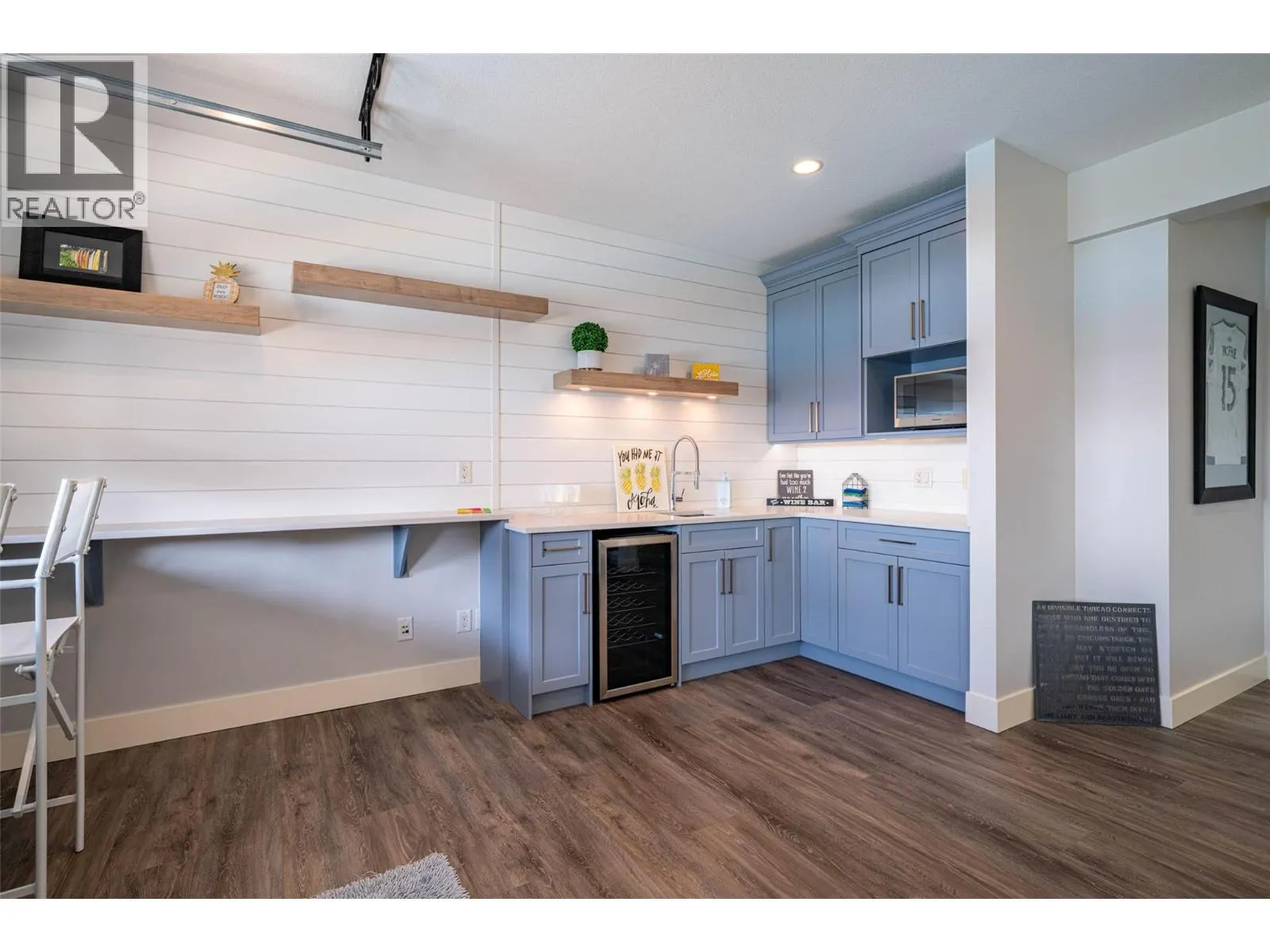 6905 Foothills Drive