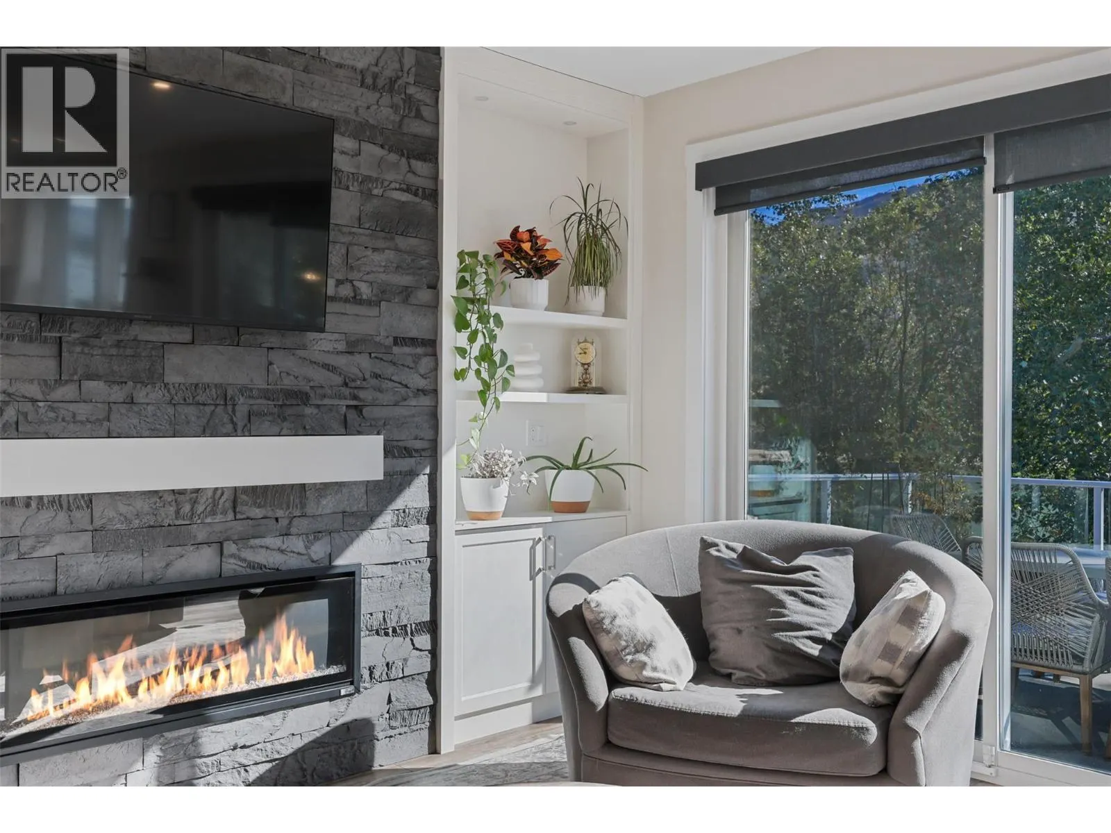 2742 BEACHMOUNT Crescent