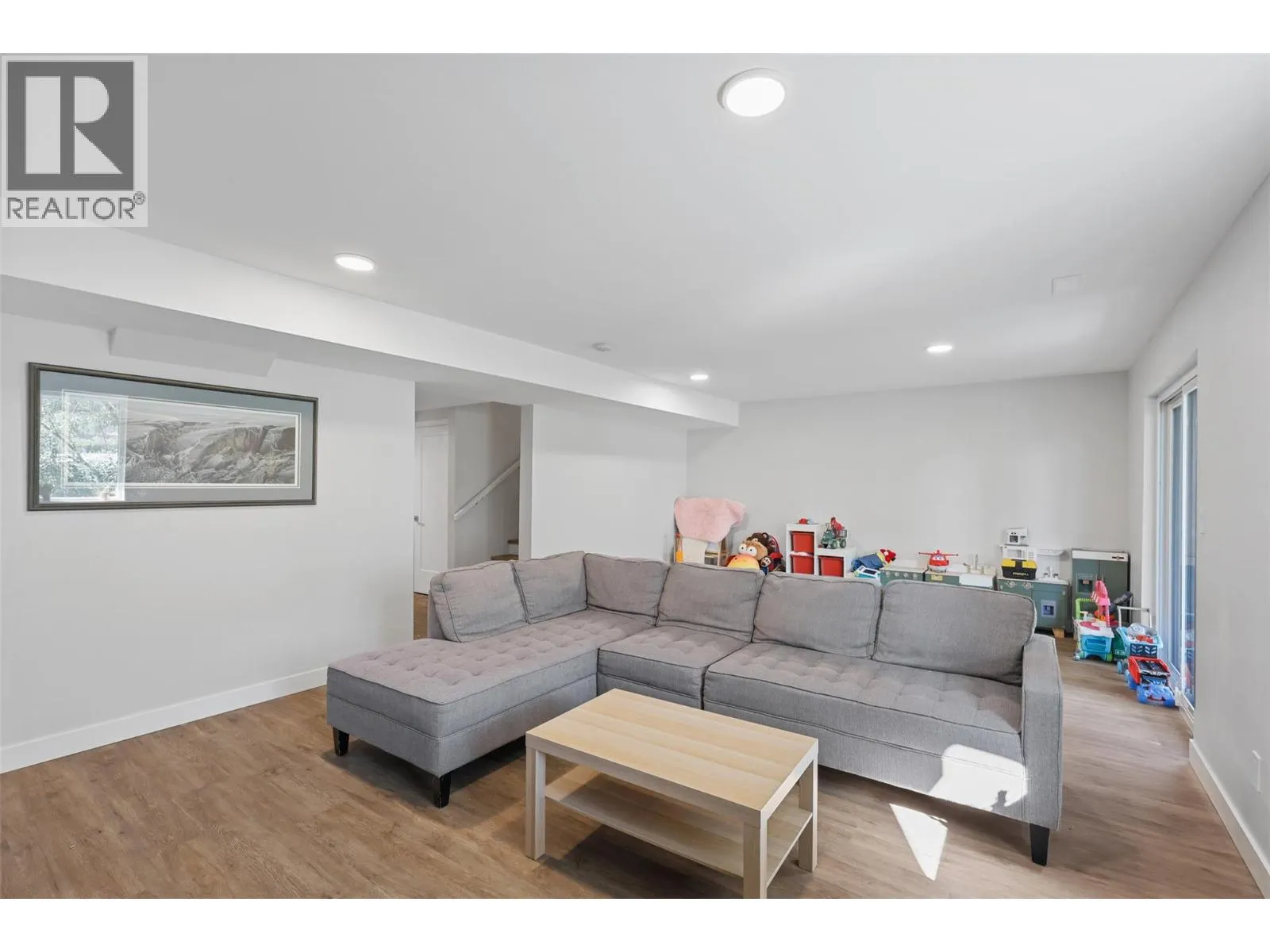 2742 BEACHMOUNT Crescent