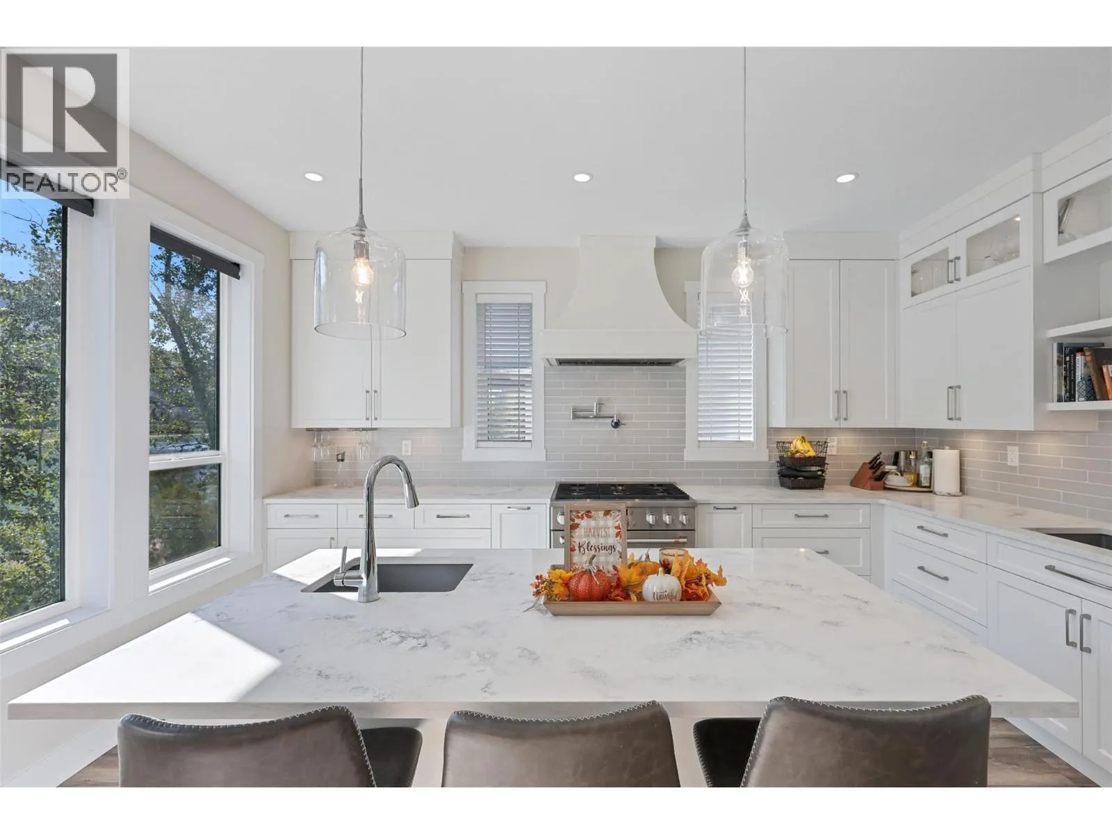 2742 BEACHMOUNT Crescent