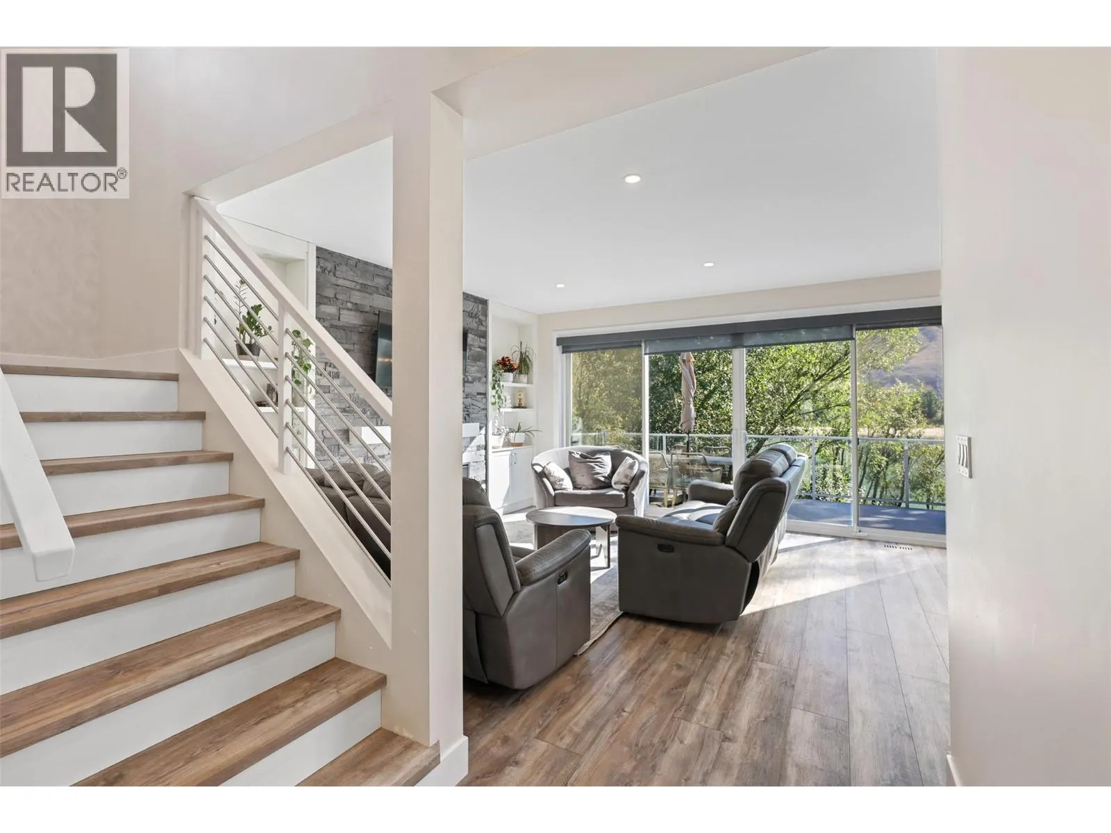 2742 BEACHMOUNT Crescent