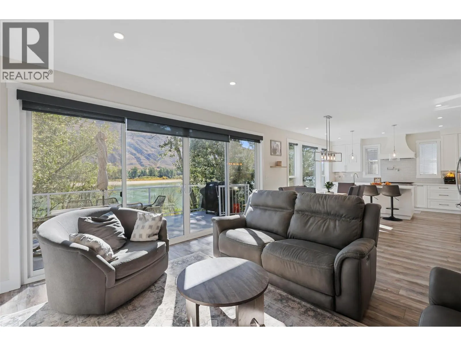 2742 BEACHMOUNT Crescent