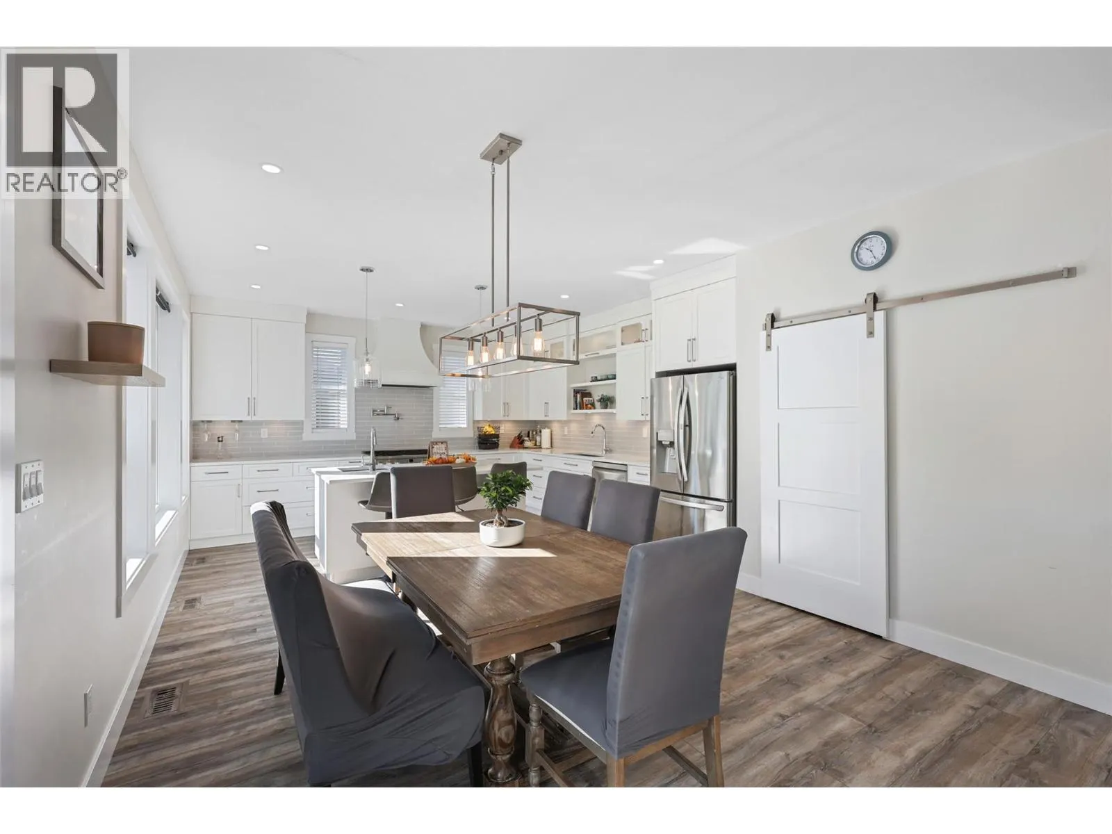 2742 BEACHMOUNT Crescent