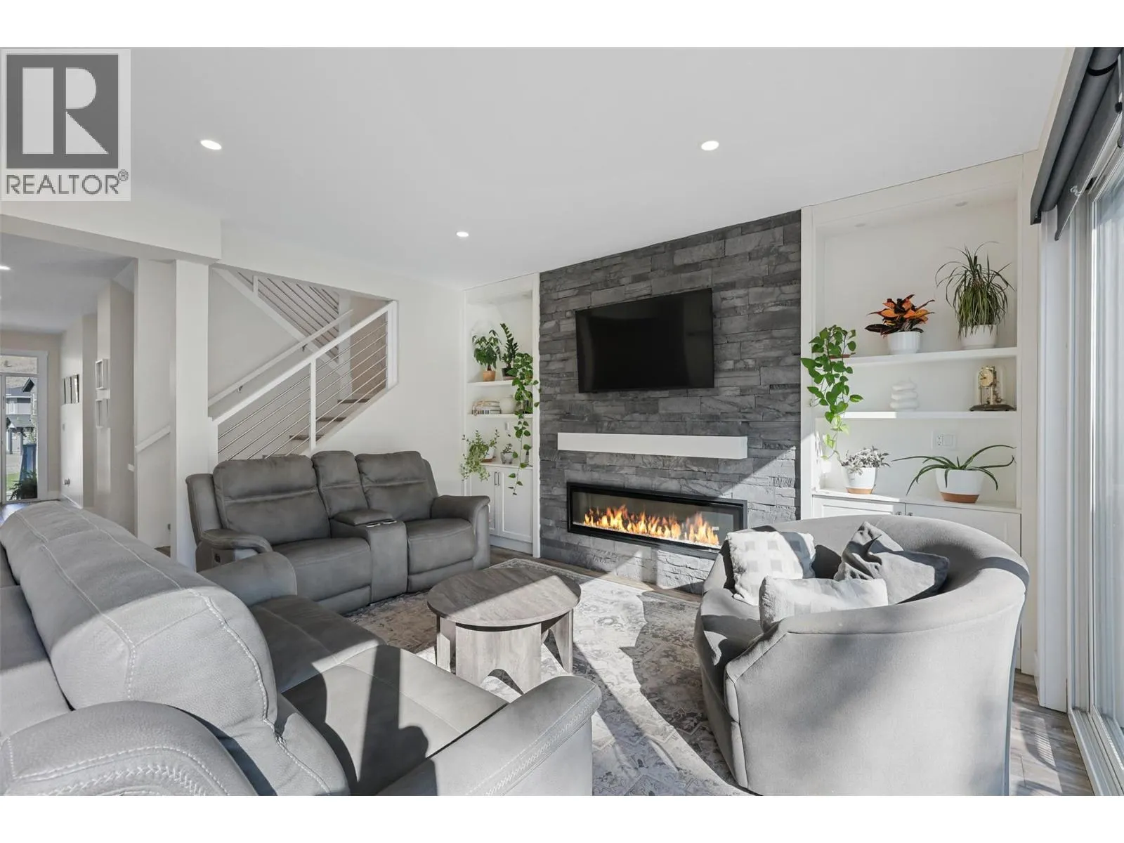 2742 BEACHMOUNT Crescent