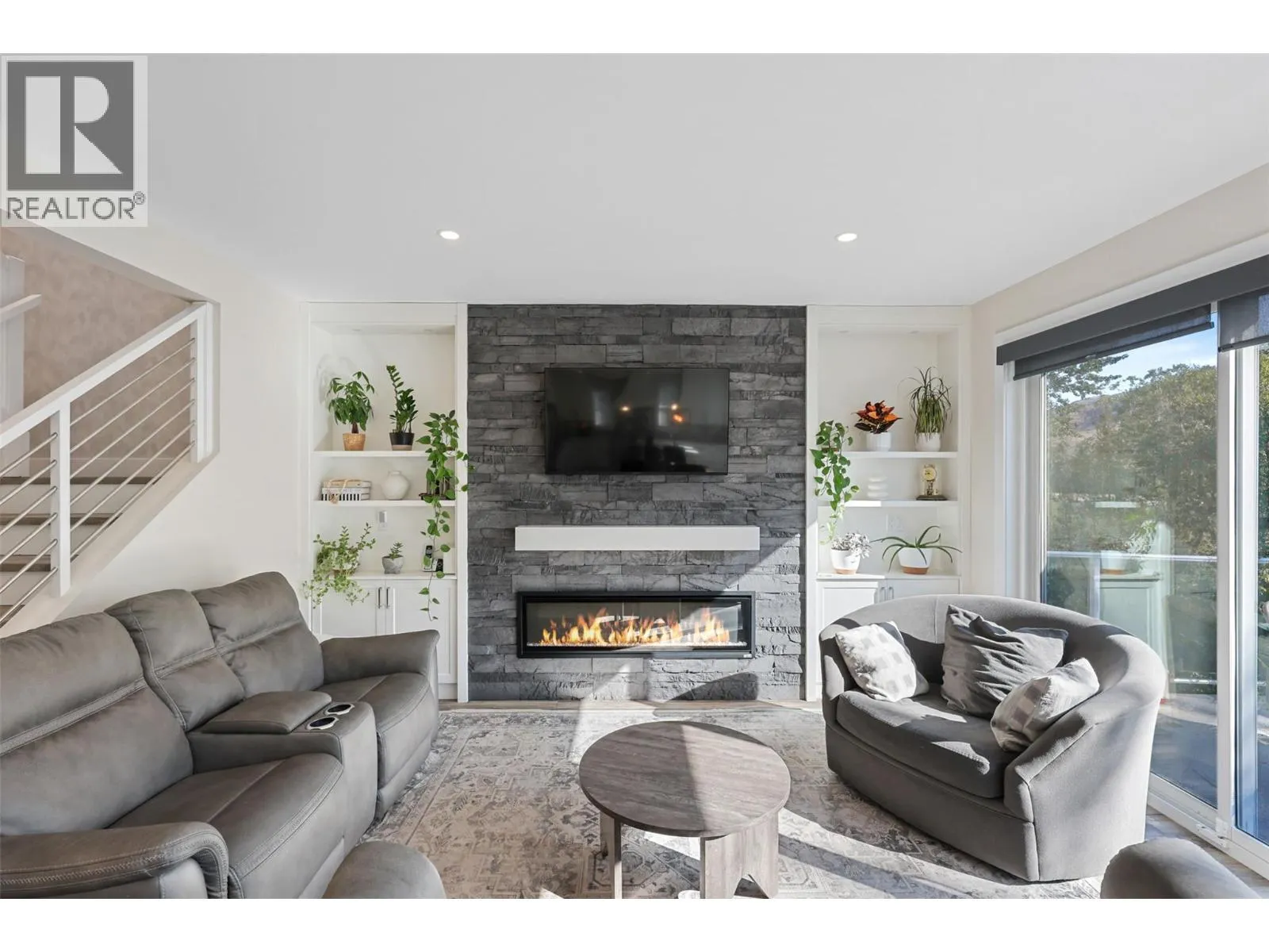 2742 BEACHMOUNT Crescent