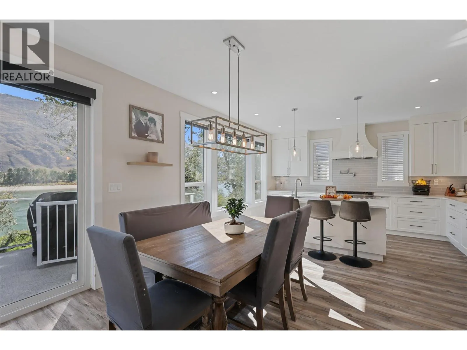 2742 BEACHMOUNT Crescent