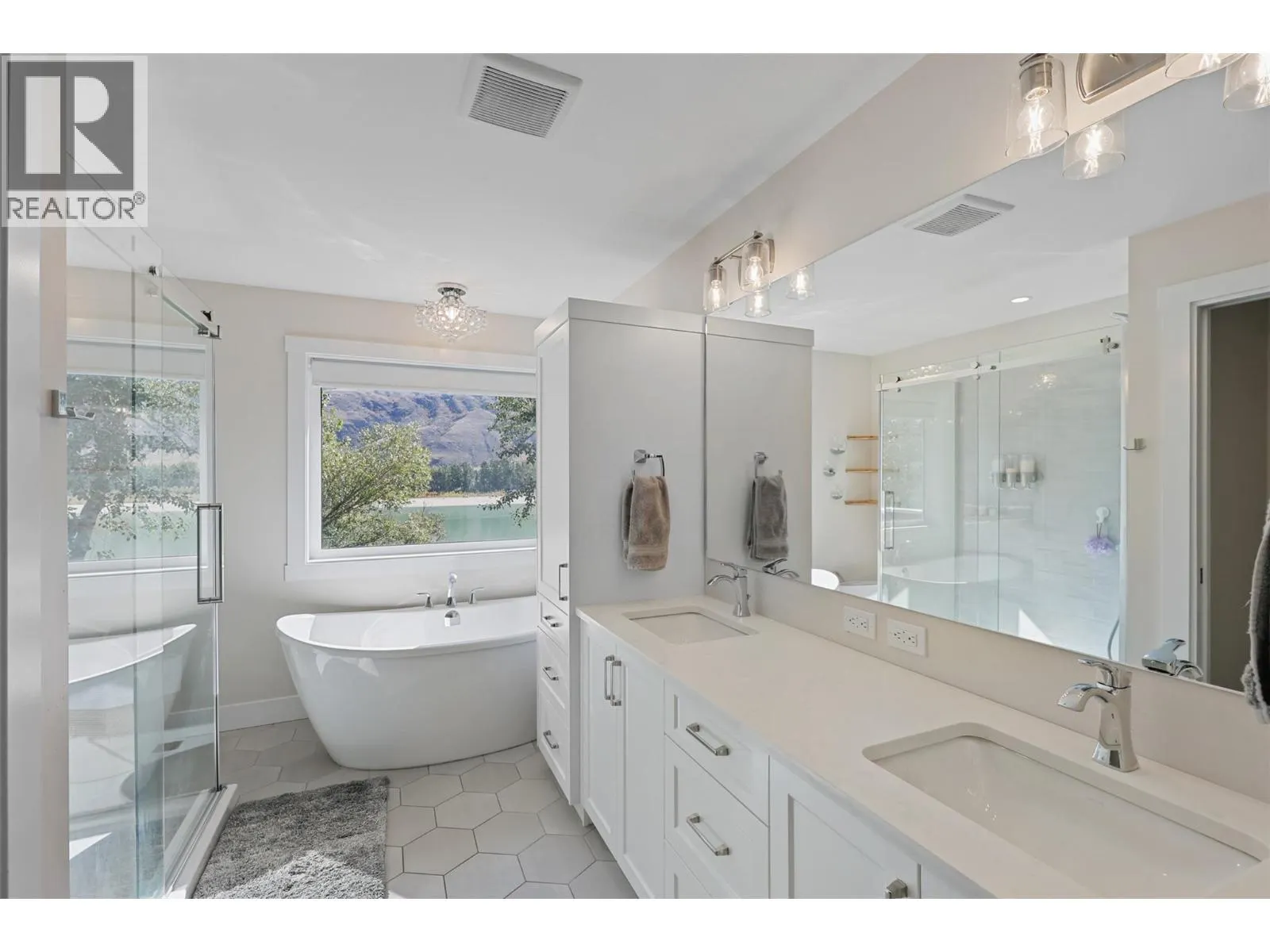 2742 BEACHMOUNT Crescent