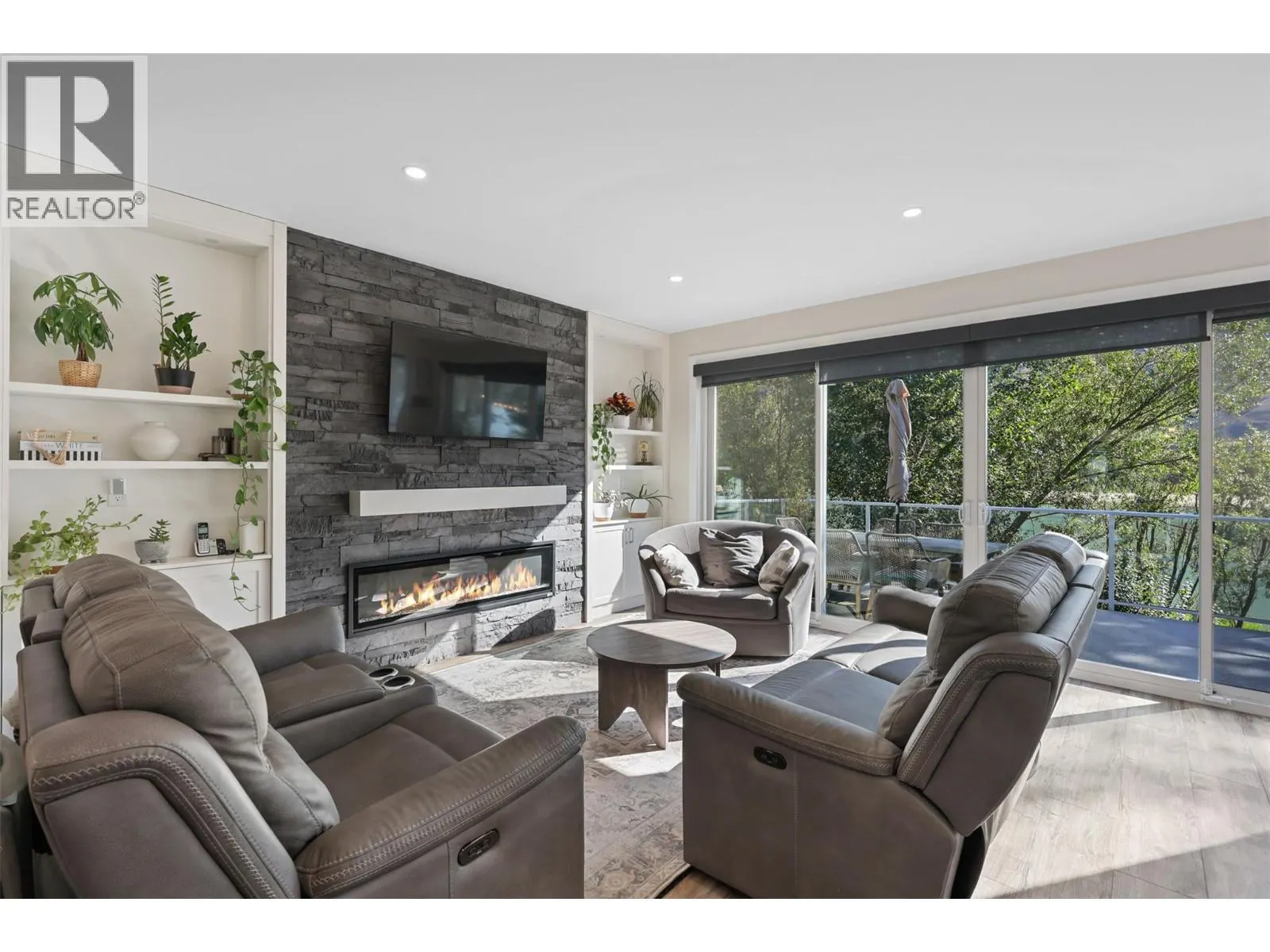 2742 BEACHMOUNT Crescent
