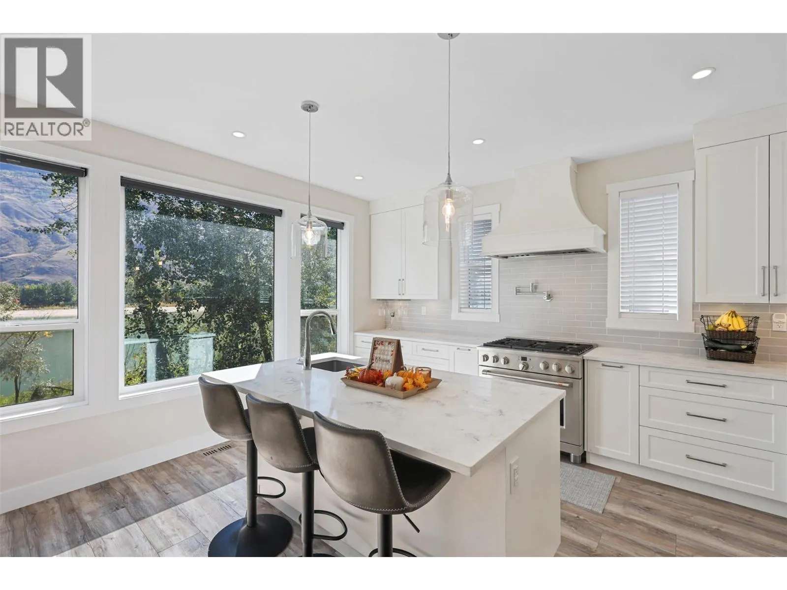 2742 BEACHMOUNT Crescent