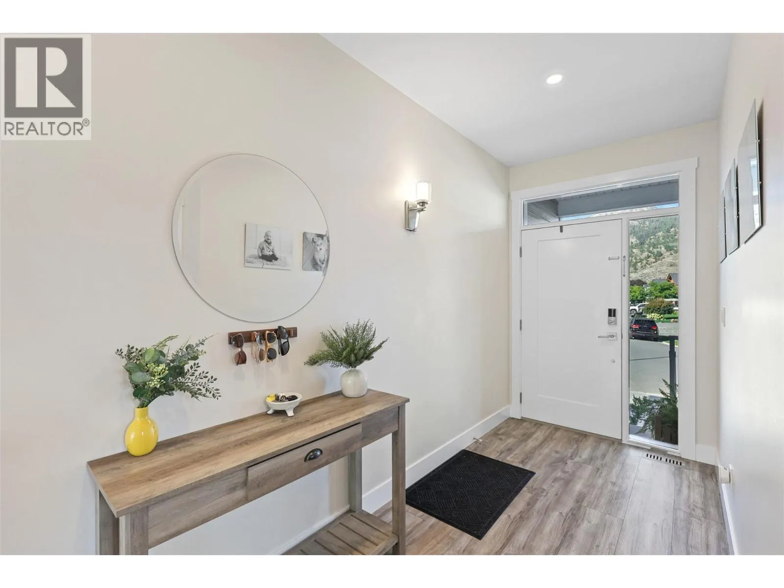 2742 BEACHMOUNT Crescent