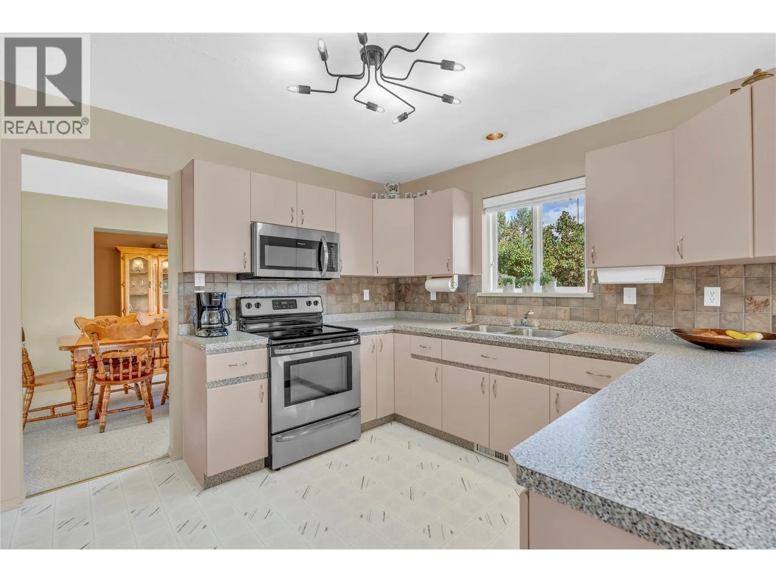 138 Deerview Cres