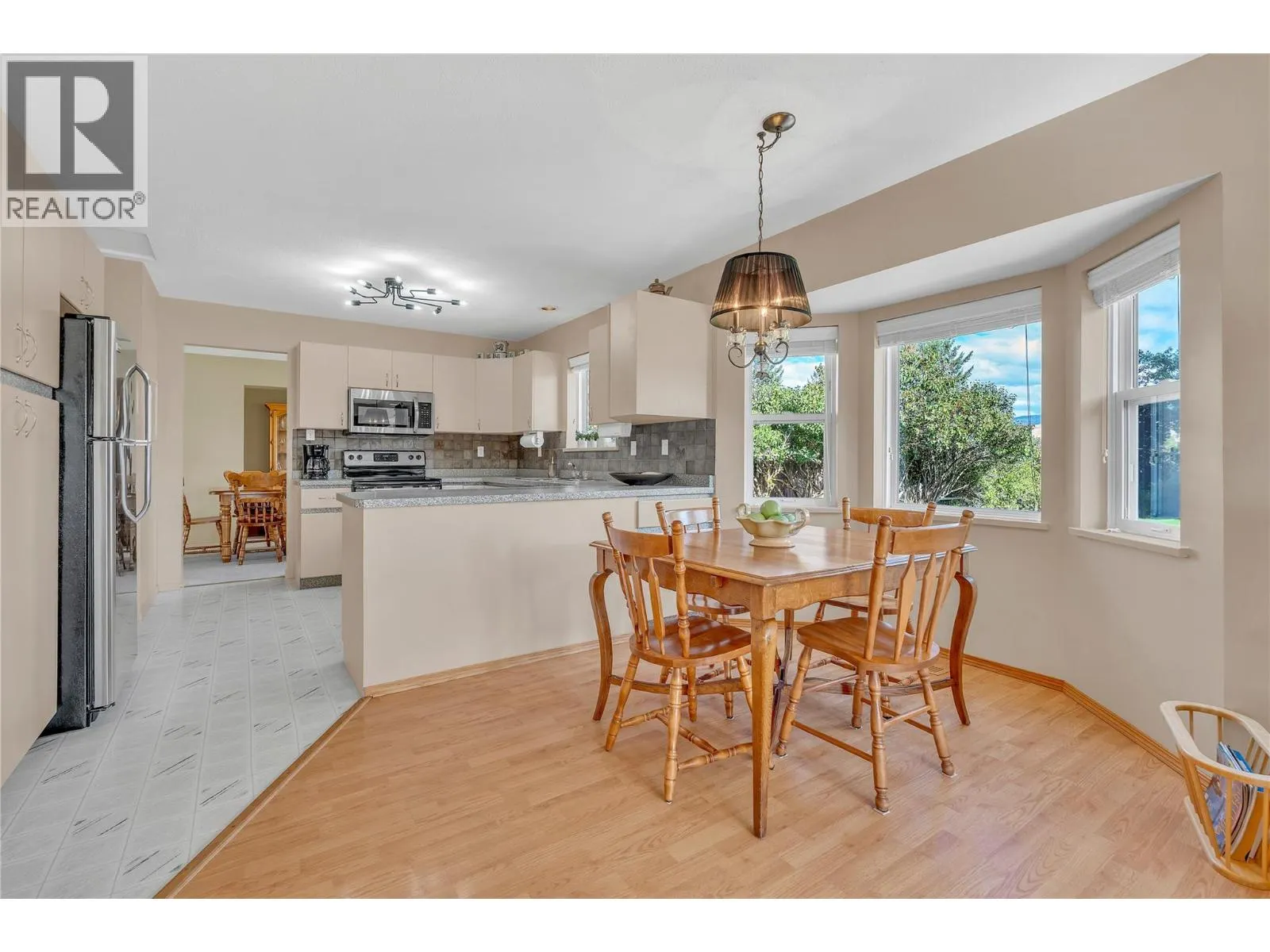 138 Deerview Cres