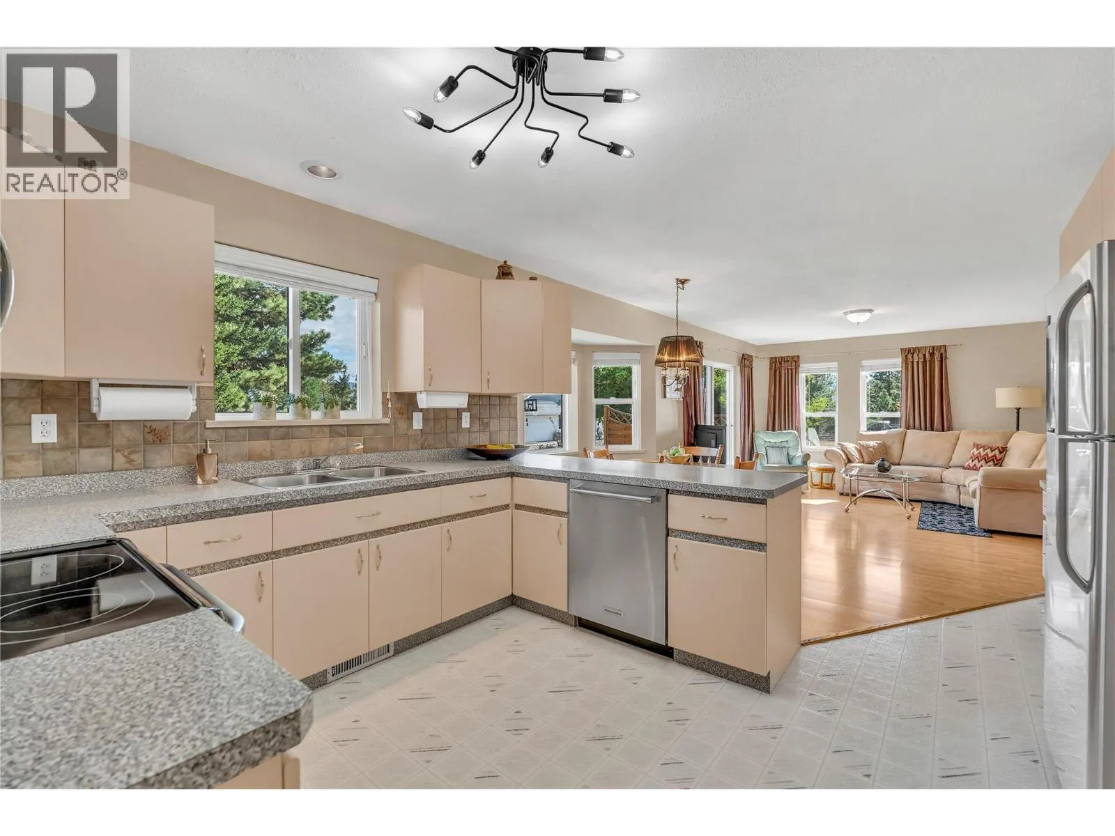 138 Deerview Cres