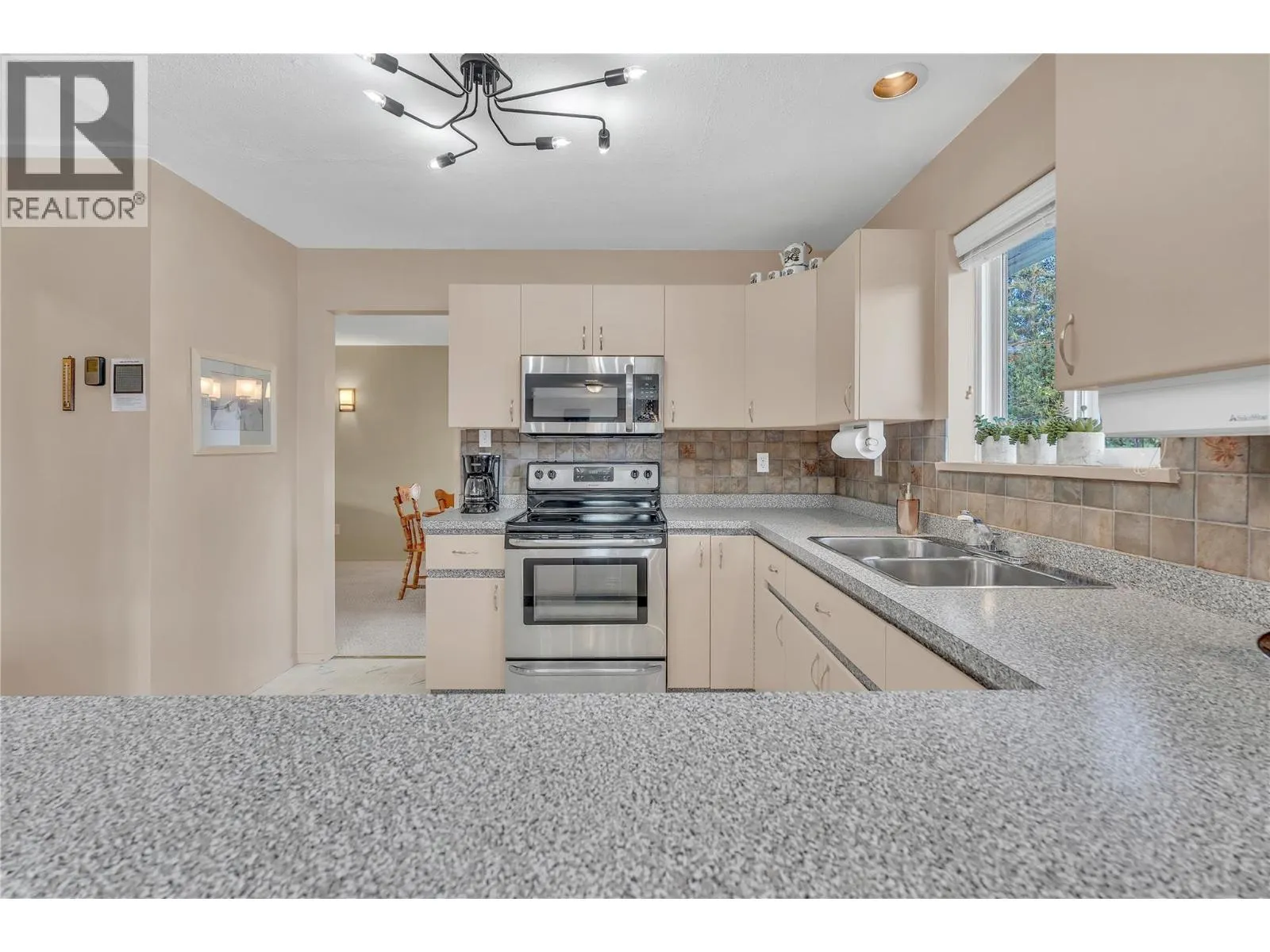 138 Deerview Cres