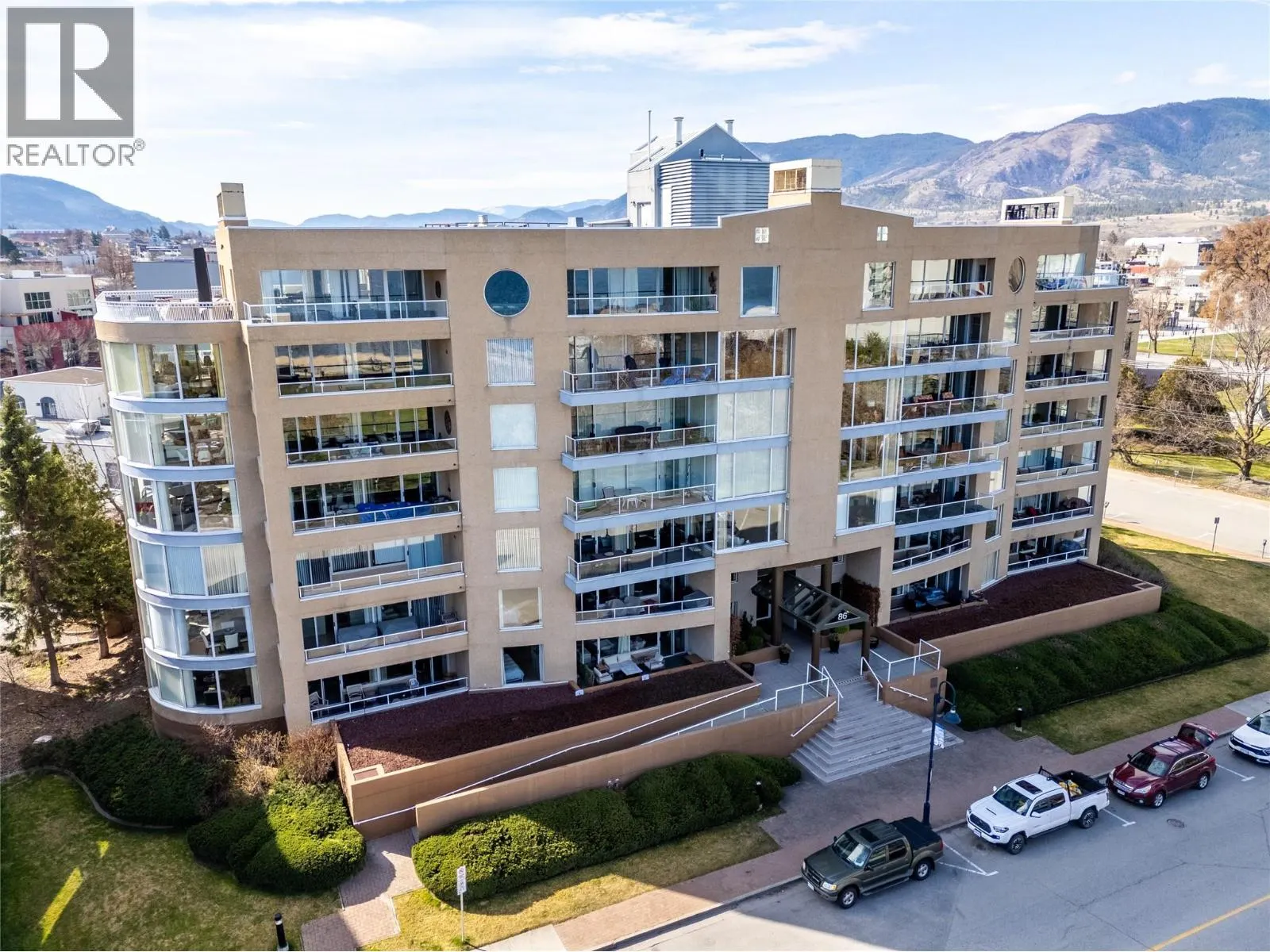 86 LAKESHORE Drive E Unit# 304