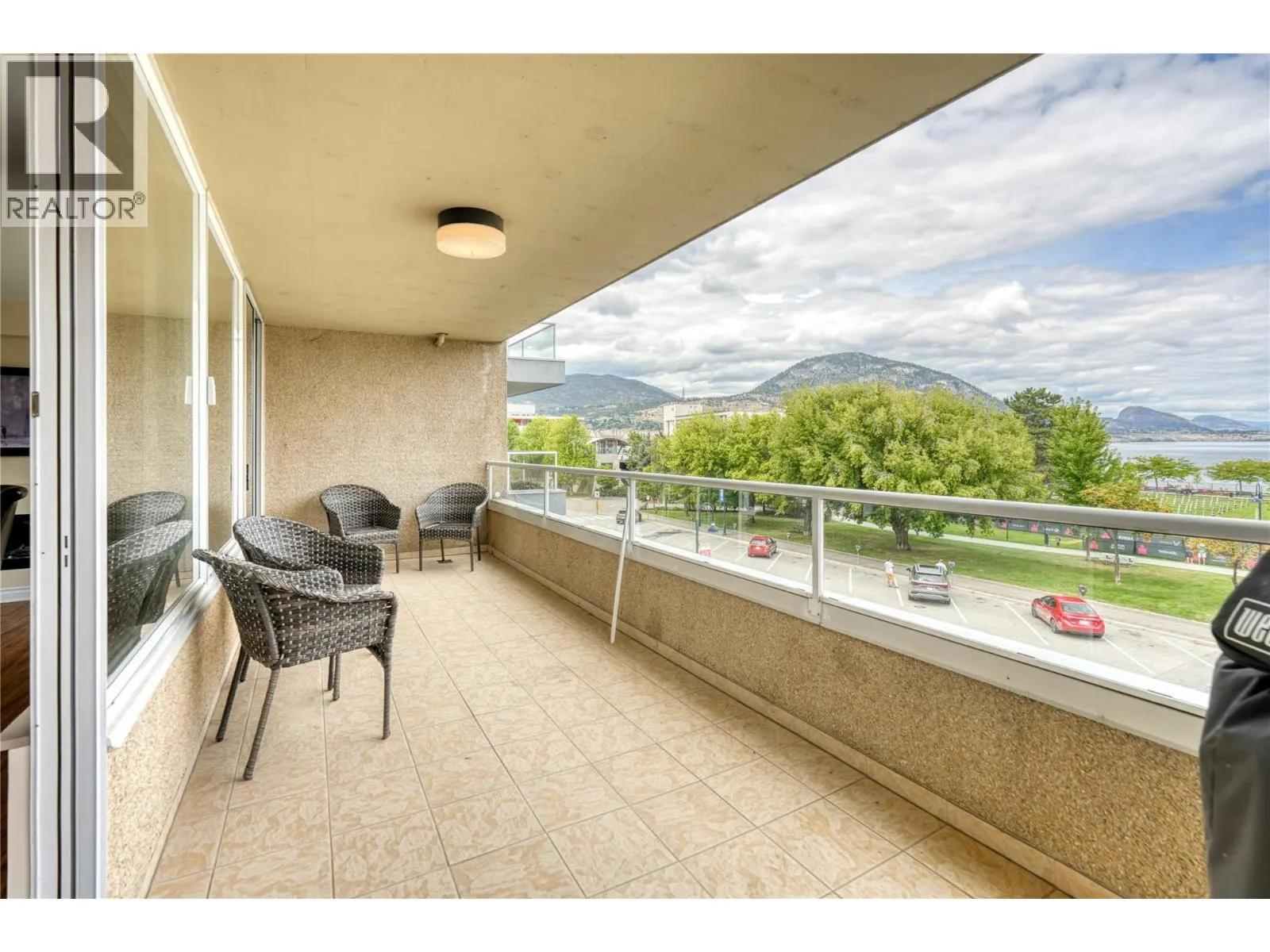 86 LAKESHORE Drive E Unit# 304