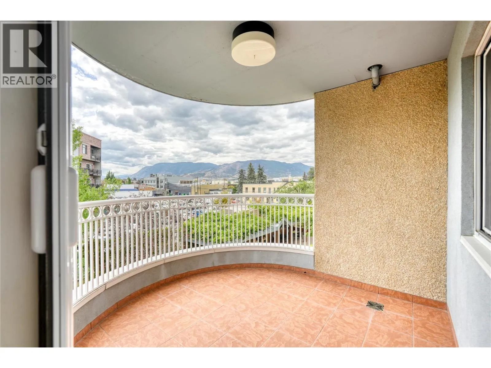 86 LAKESHORE Drive E Unit# 304