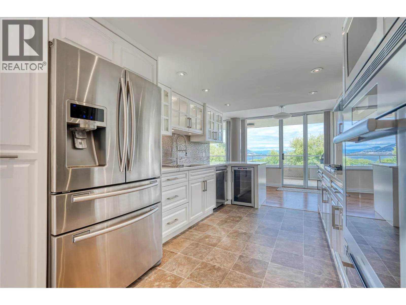 86 LAKESHORE Drive E Unit# 304