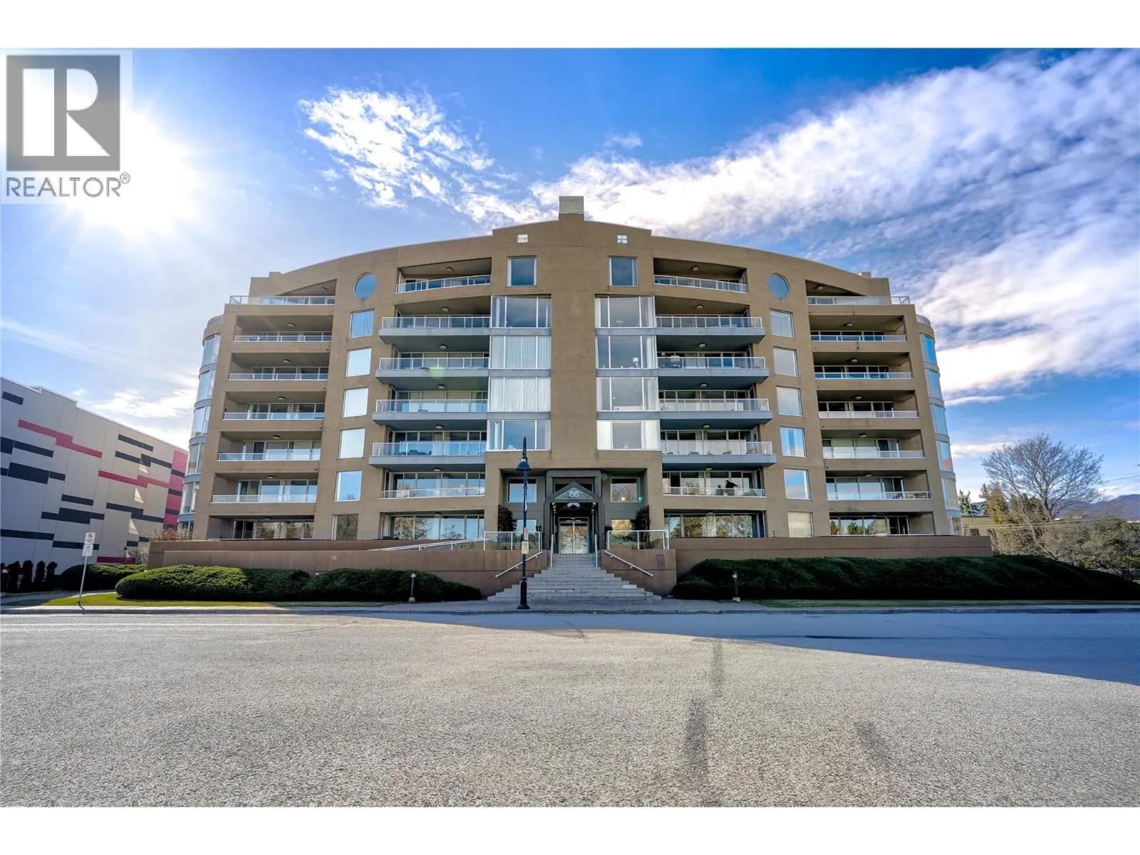 86 LAKESHORE Drive E Unit# 304