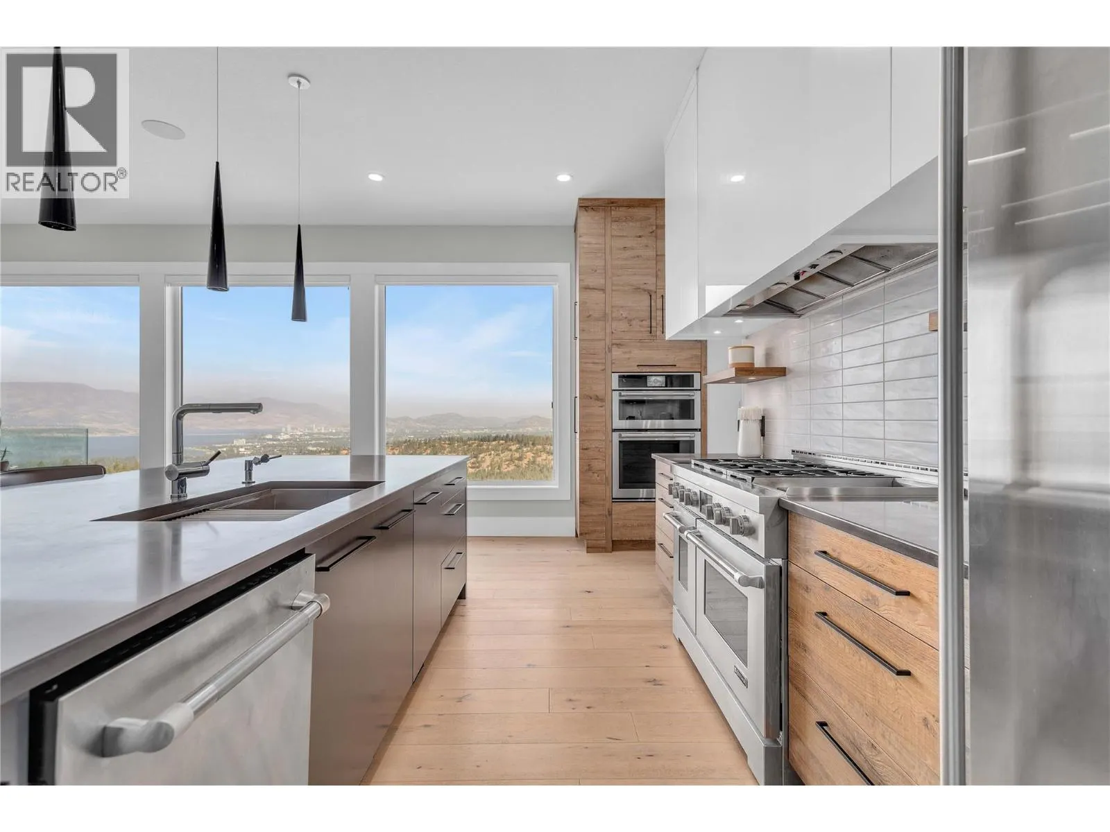 1050 Ledgeview Court