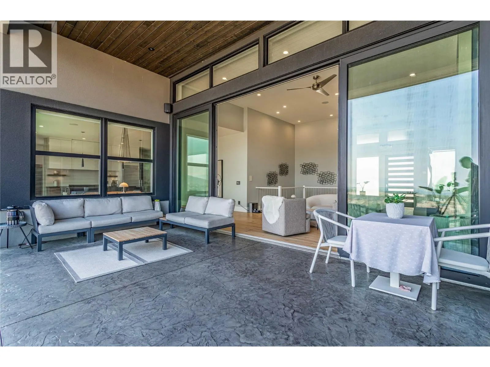 1050 Ledgeview Court