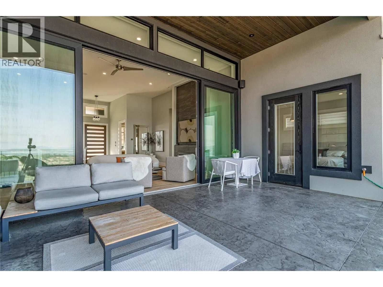 1050 Ledgeview Court
