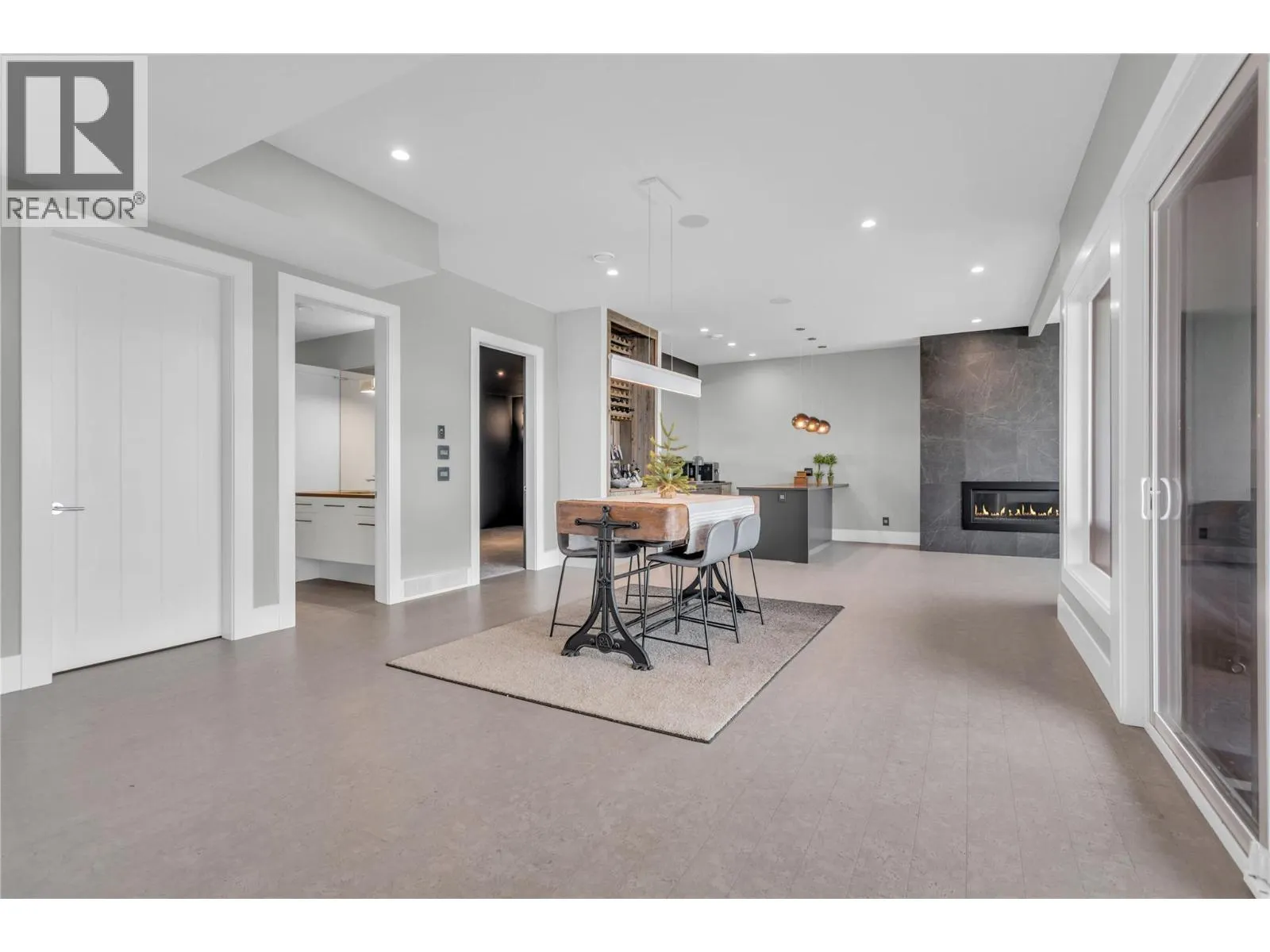 1050 Ledgeview Court