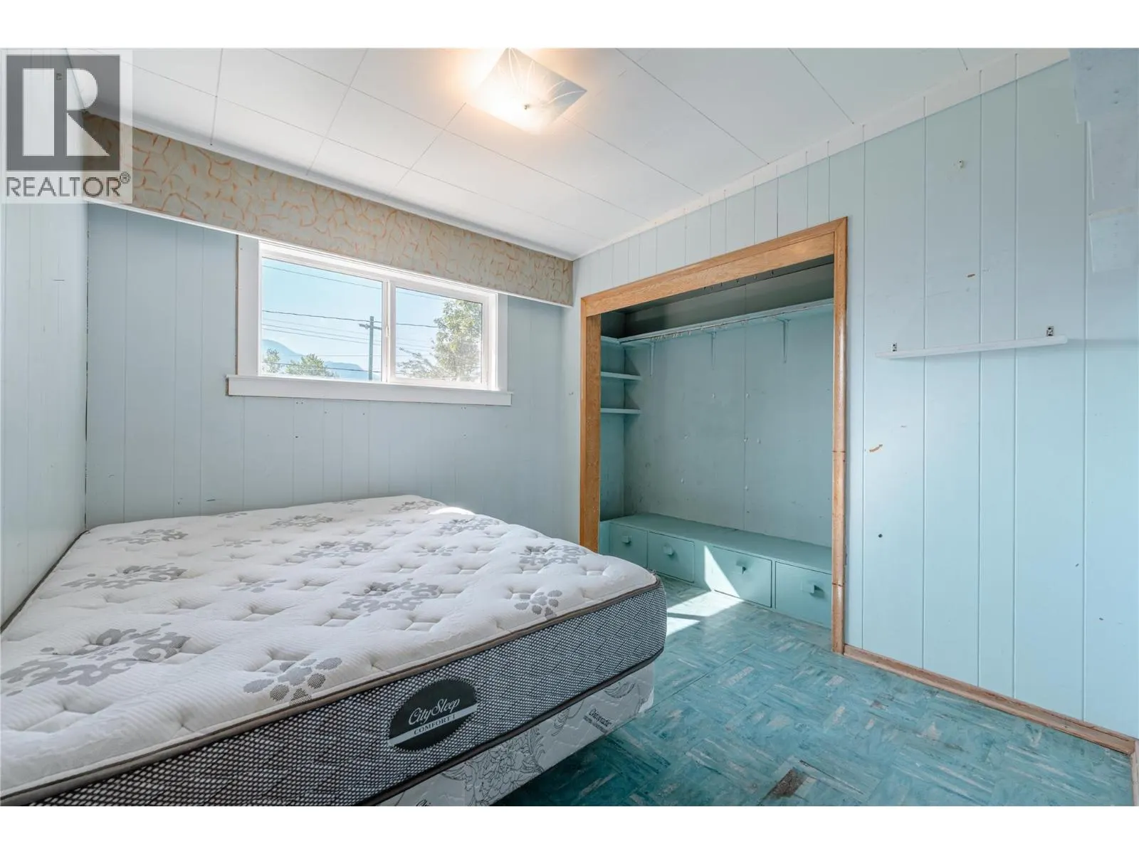 1003 Victoria Road