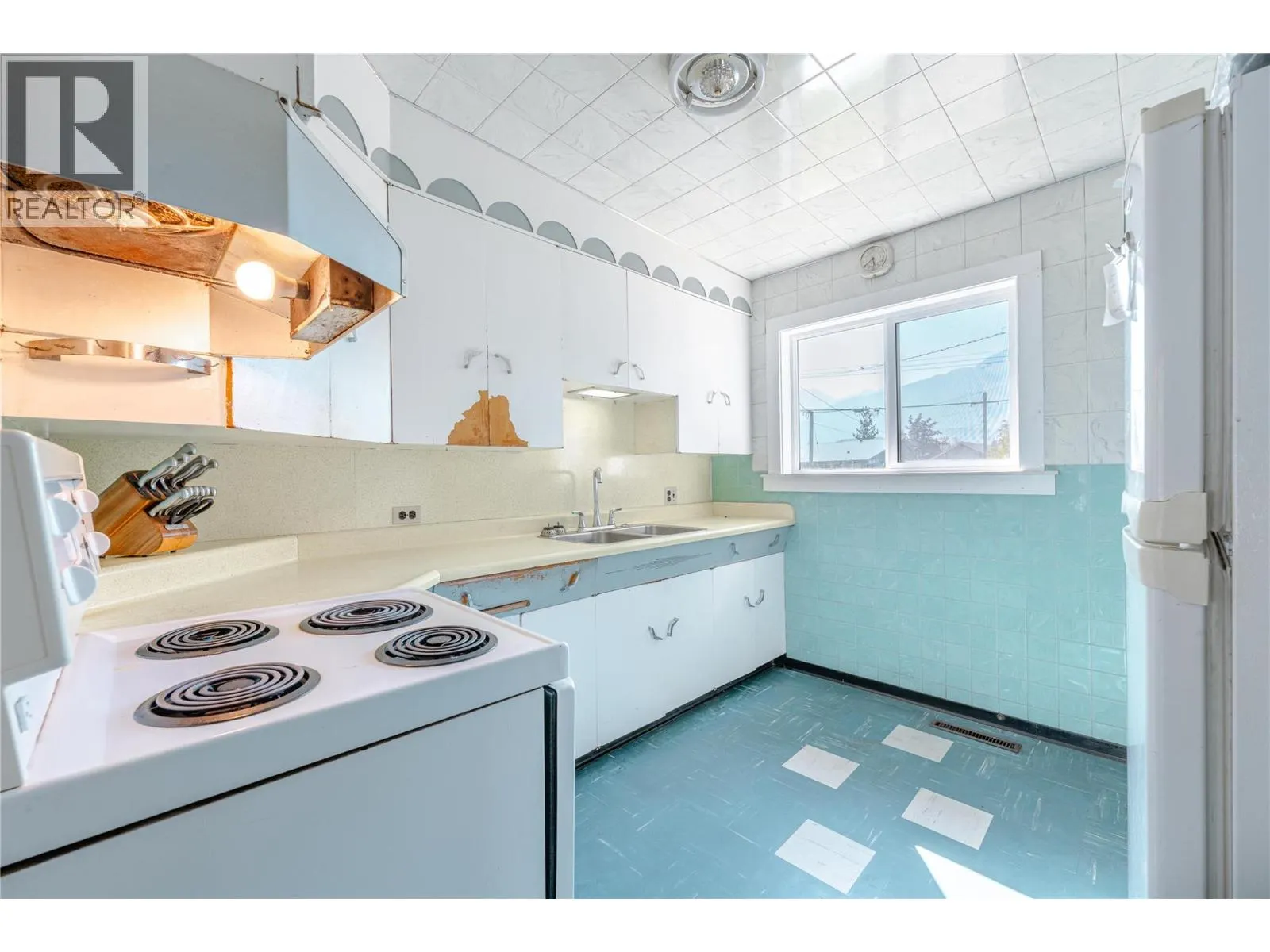 1003 Victoria Road