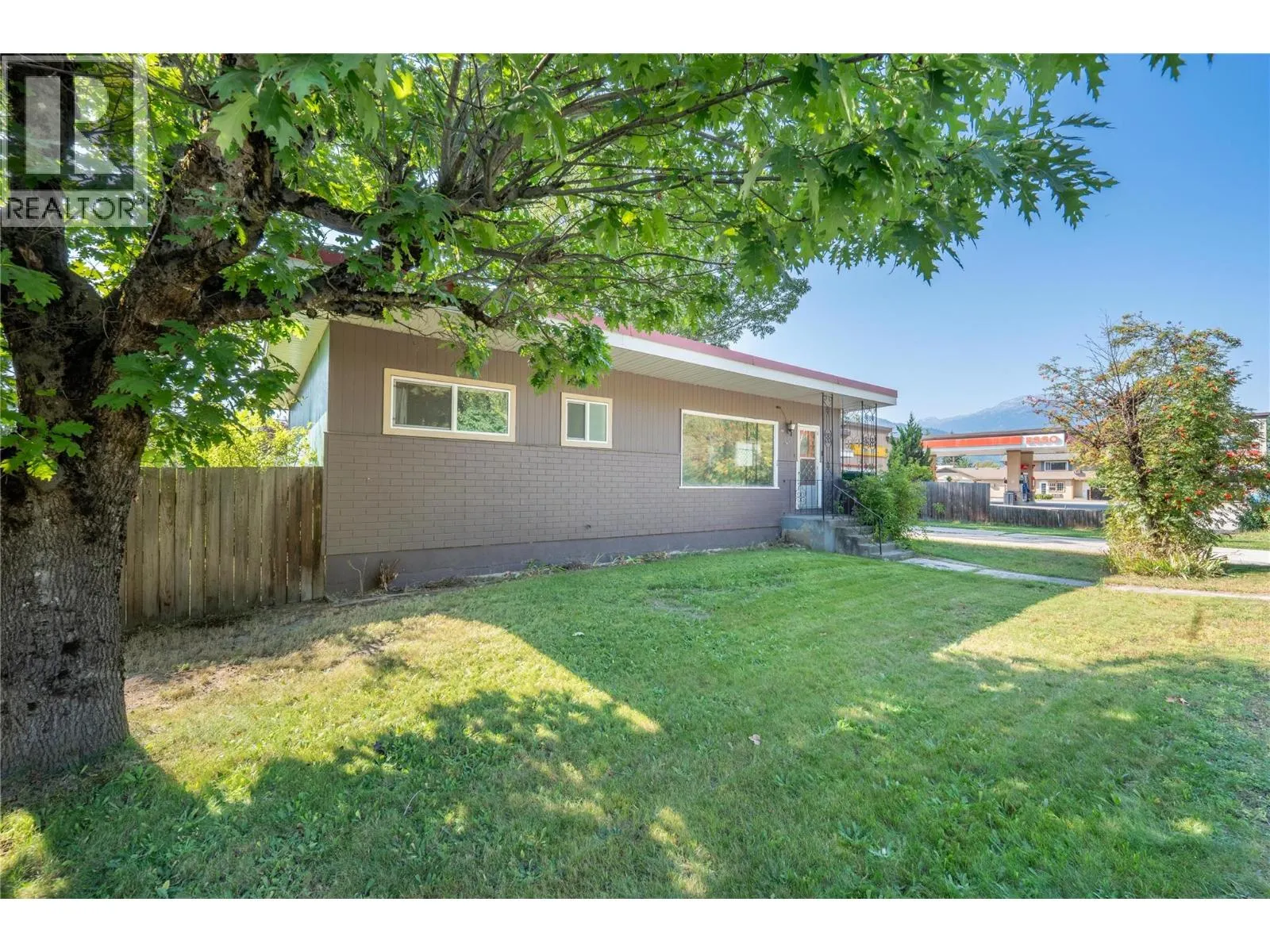 1003 Victoria Road